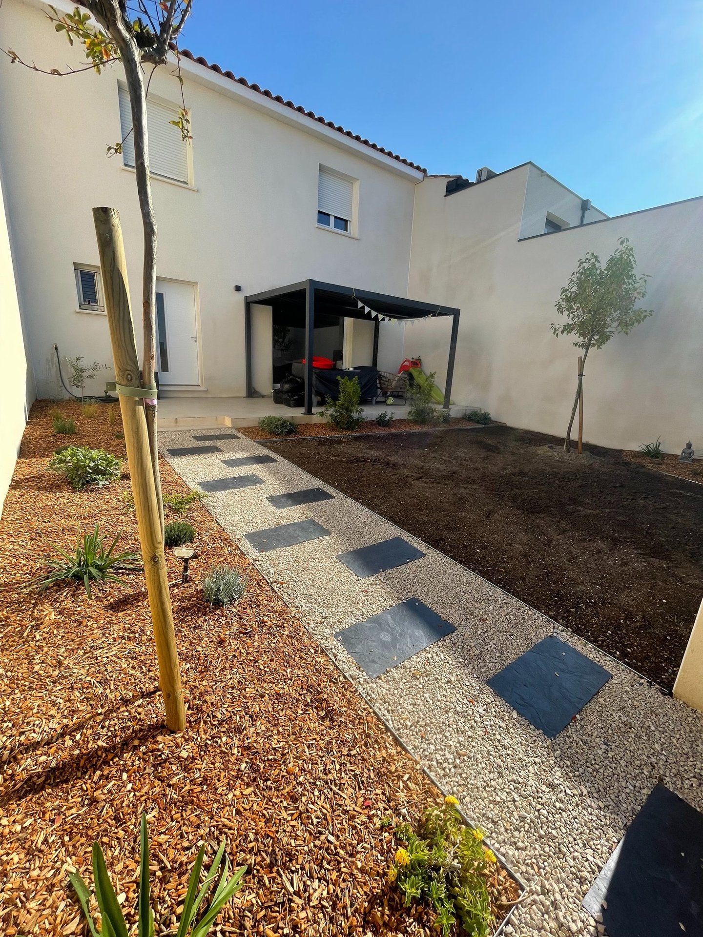 Aménagement de jardin contemporain avec allée en pas japonais réalisé par paysagiste à Montpellier
