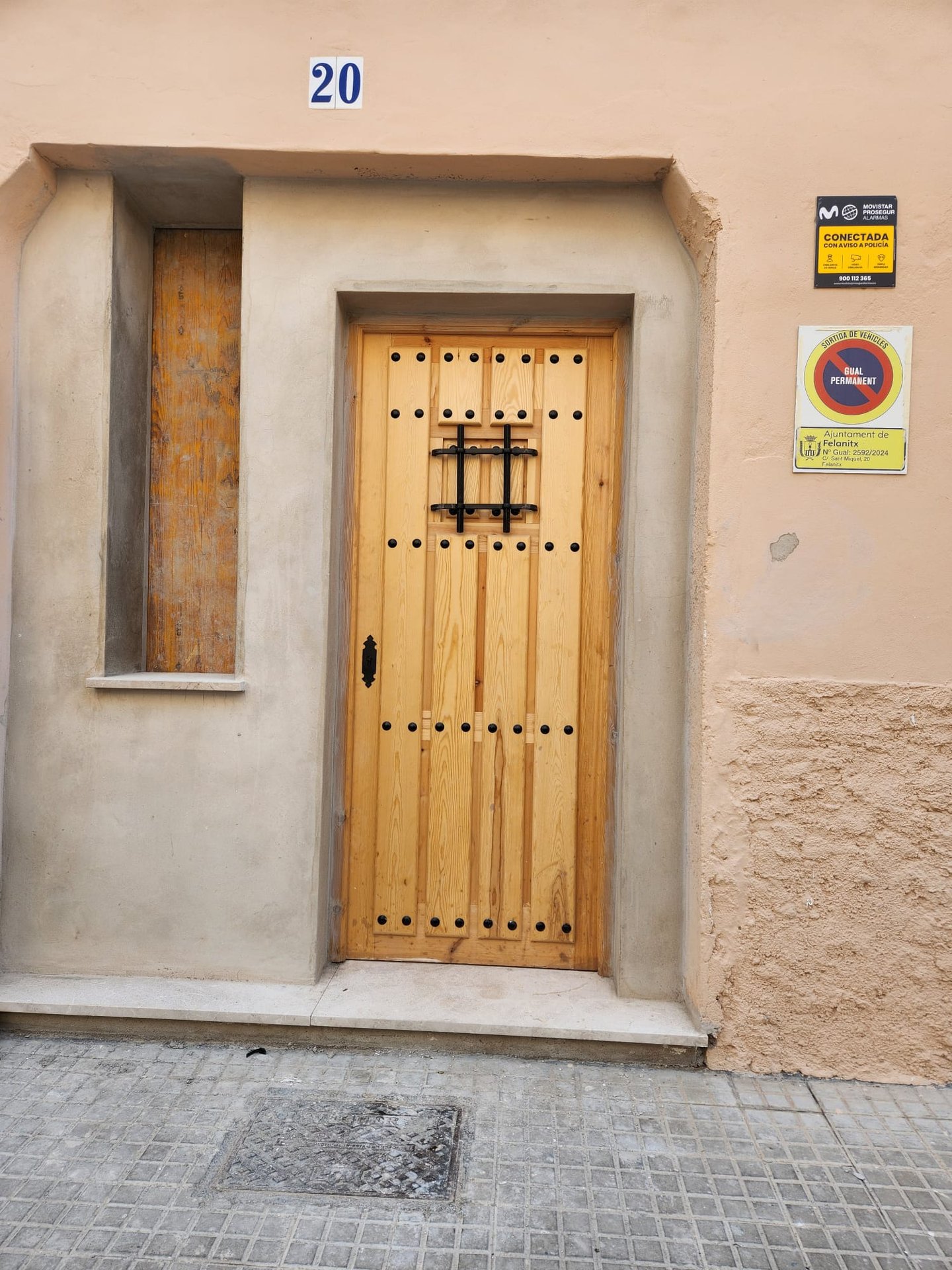 Estat inicial: Porta de fusta vernissada amb signes de desgast