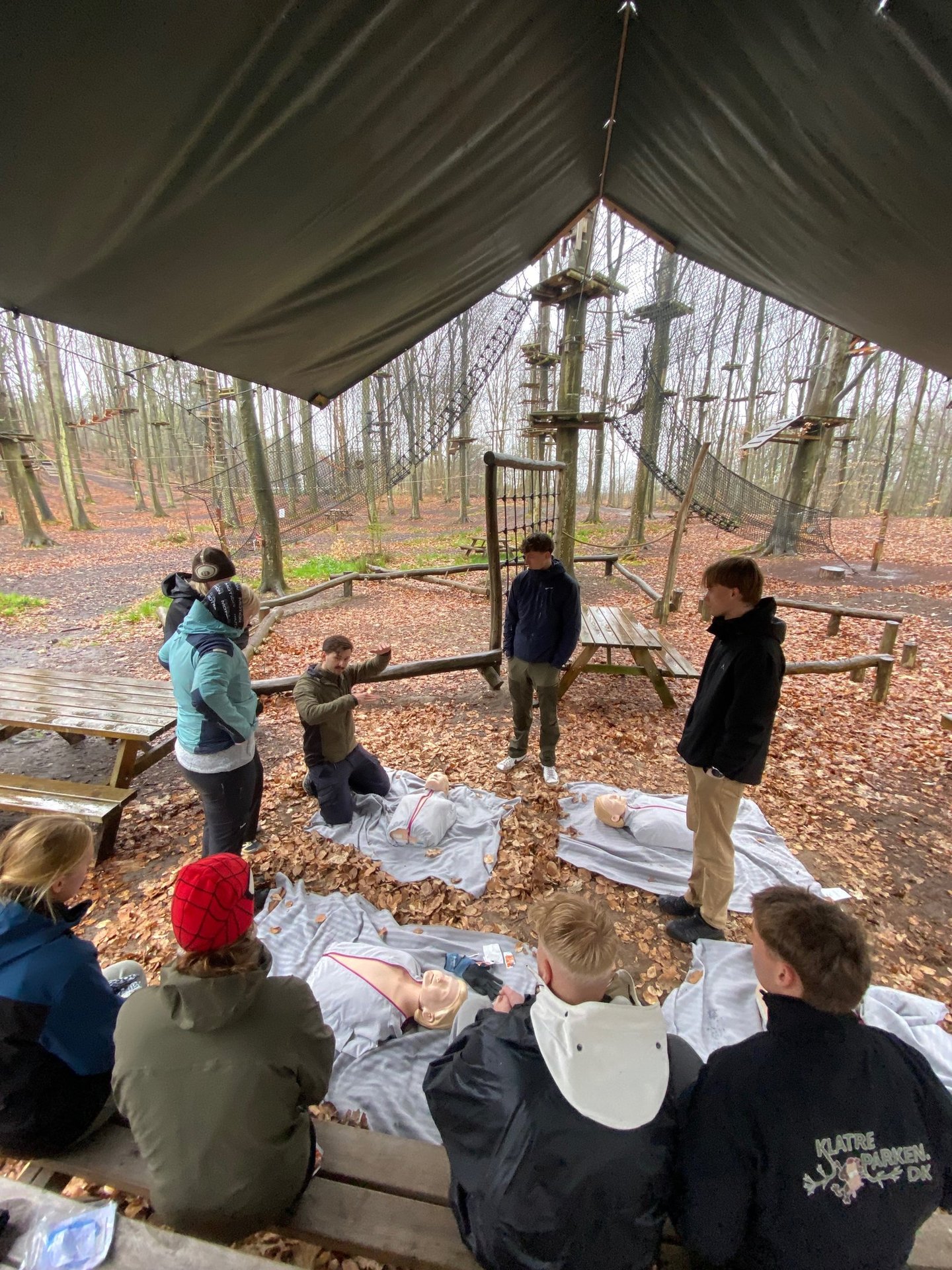 Instruktøren viser i praksis kursister hvordan man giver hjertelungeredning på et førstehjælpskursus