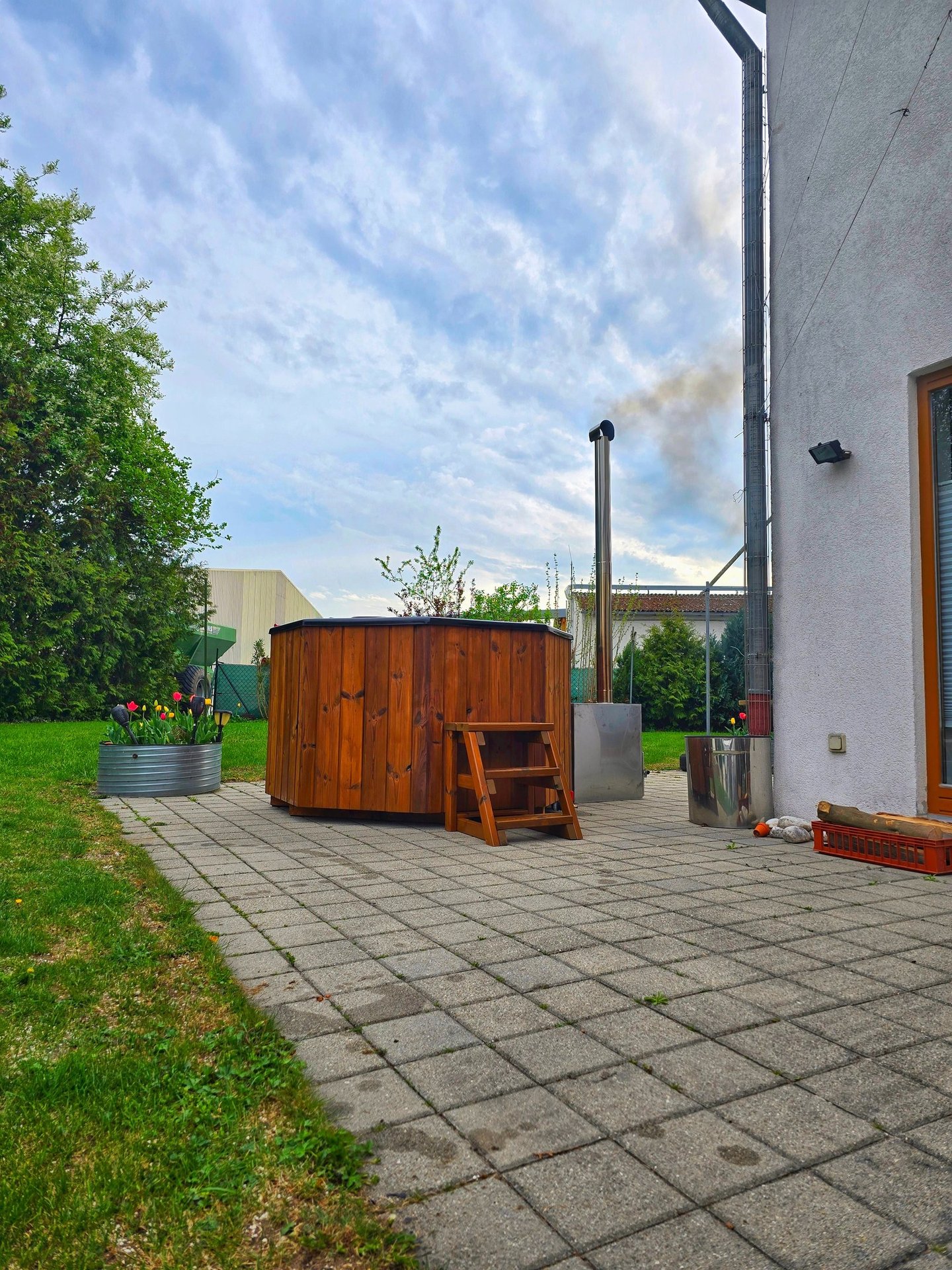 Der Hot Tub kann einfach vom Anhänger runter genommen werden um ihn direkt im Garten zu betreiben