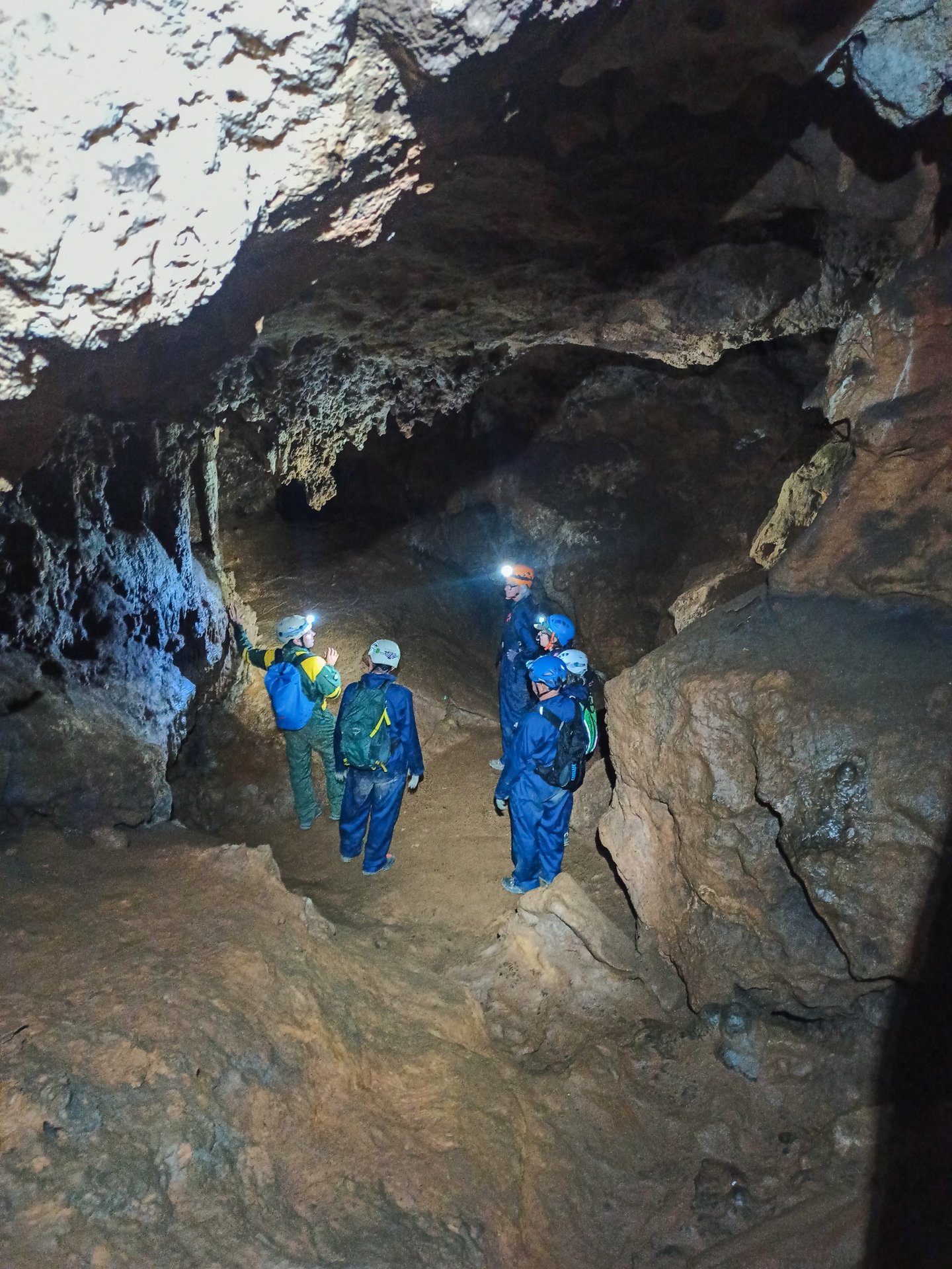 guia y grupo dentro de una cueva