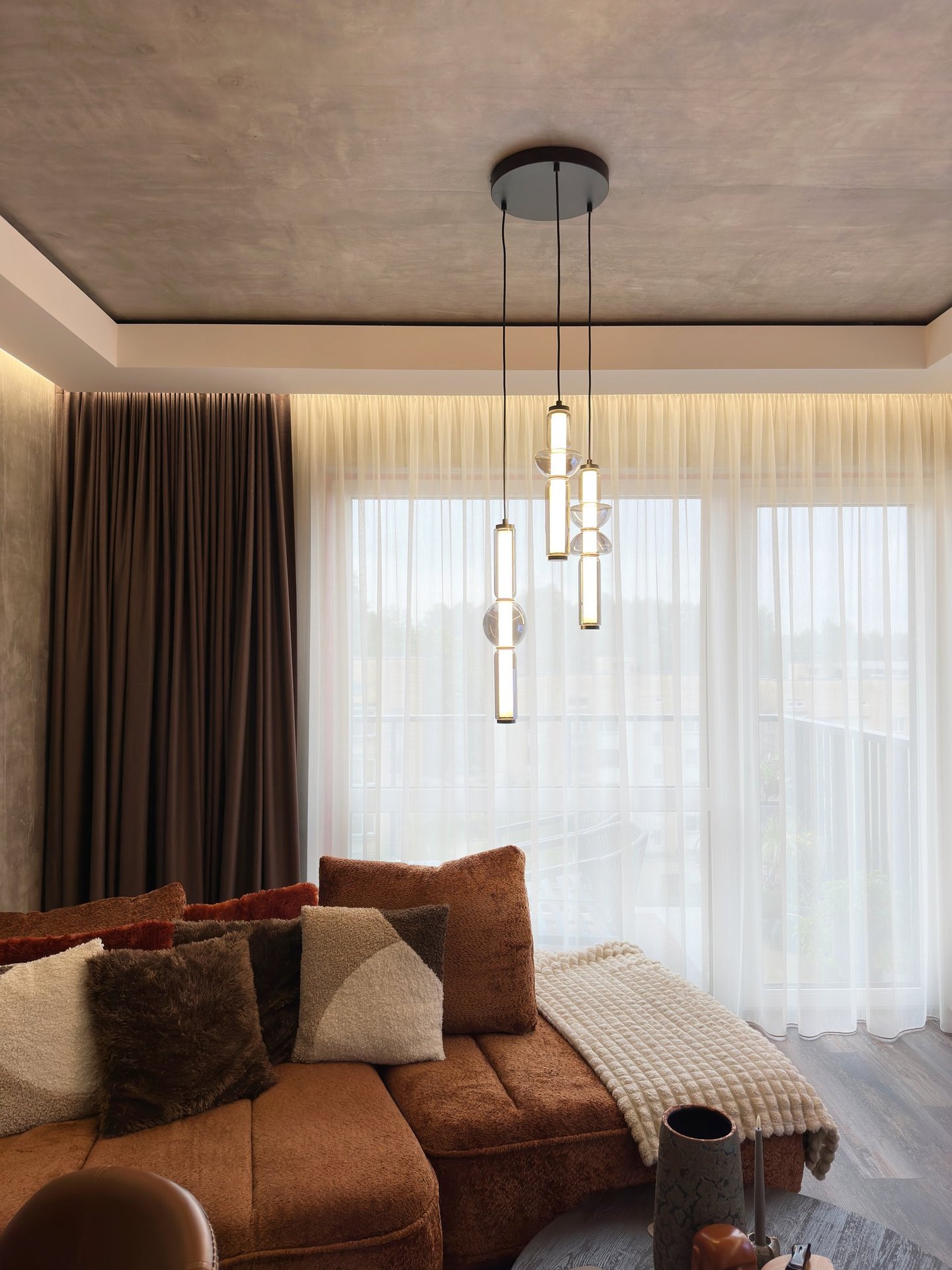 tamsios užuolaidos derančios su interjeru