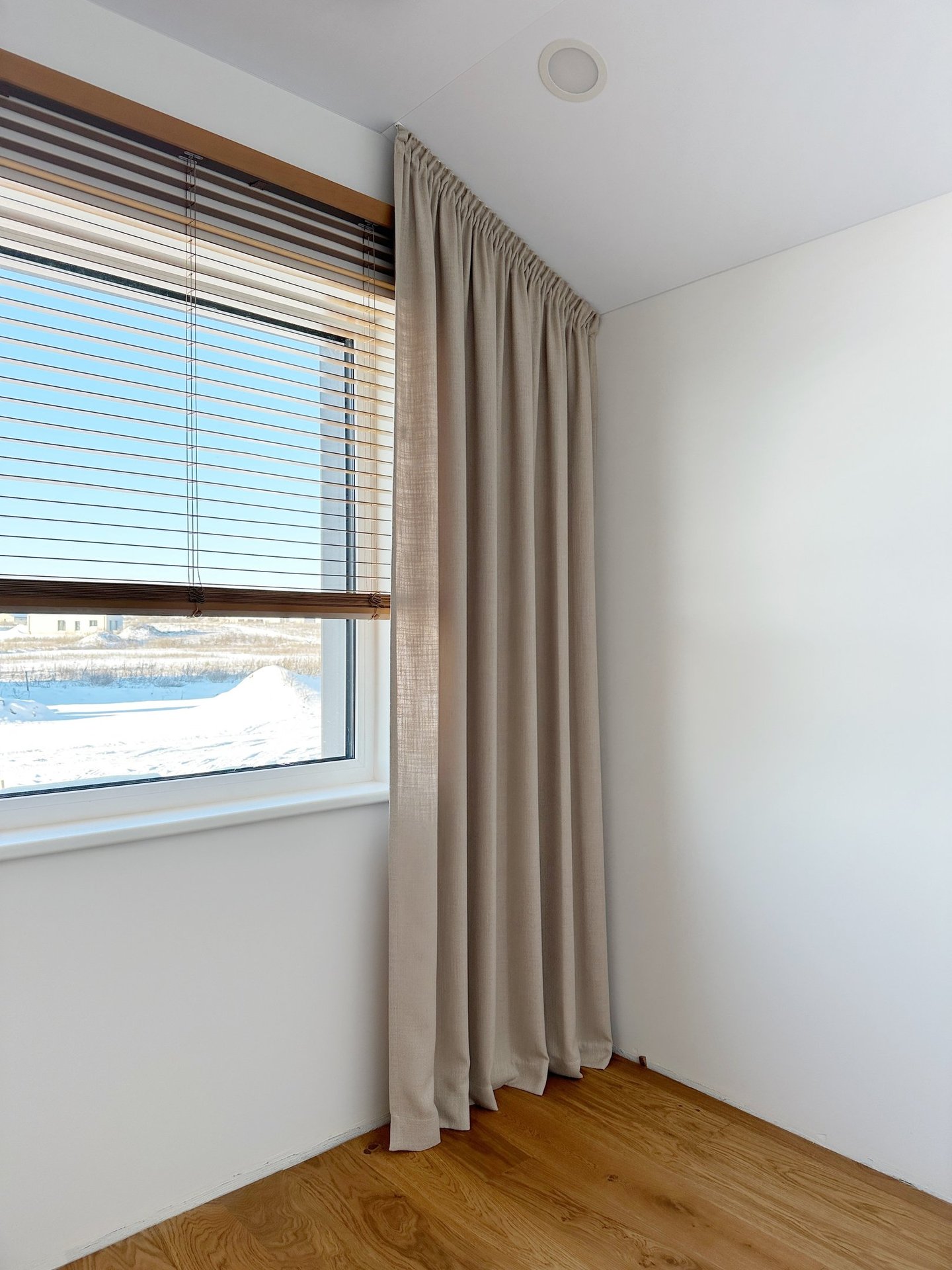 natūralistinės užuolaidos ir medinės žaliuzės