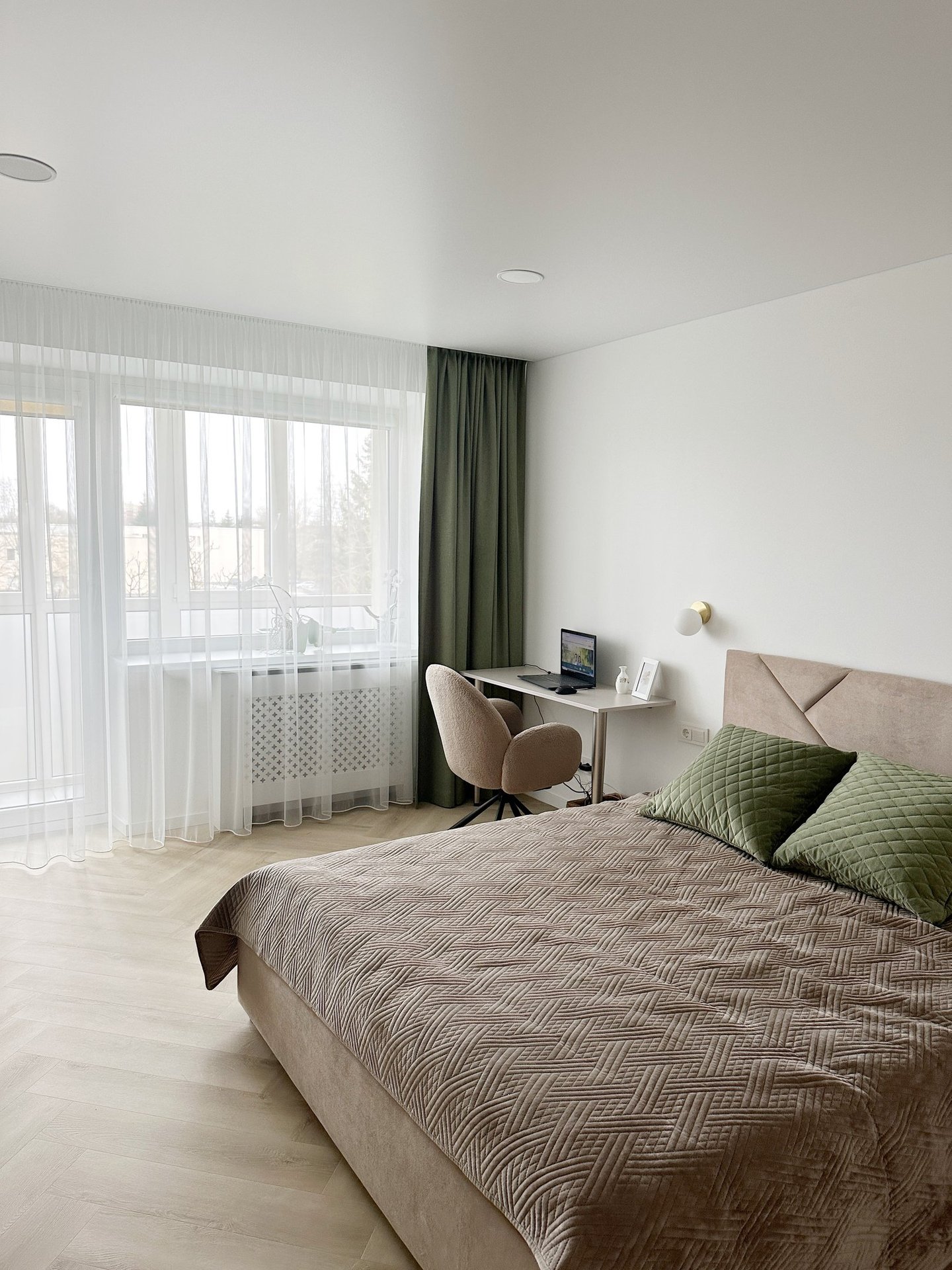 sąmanų žalia miegamajame