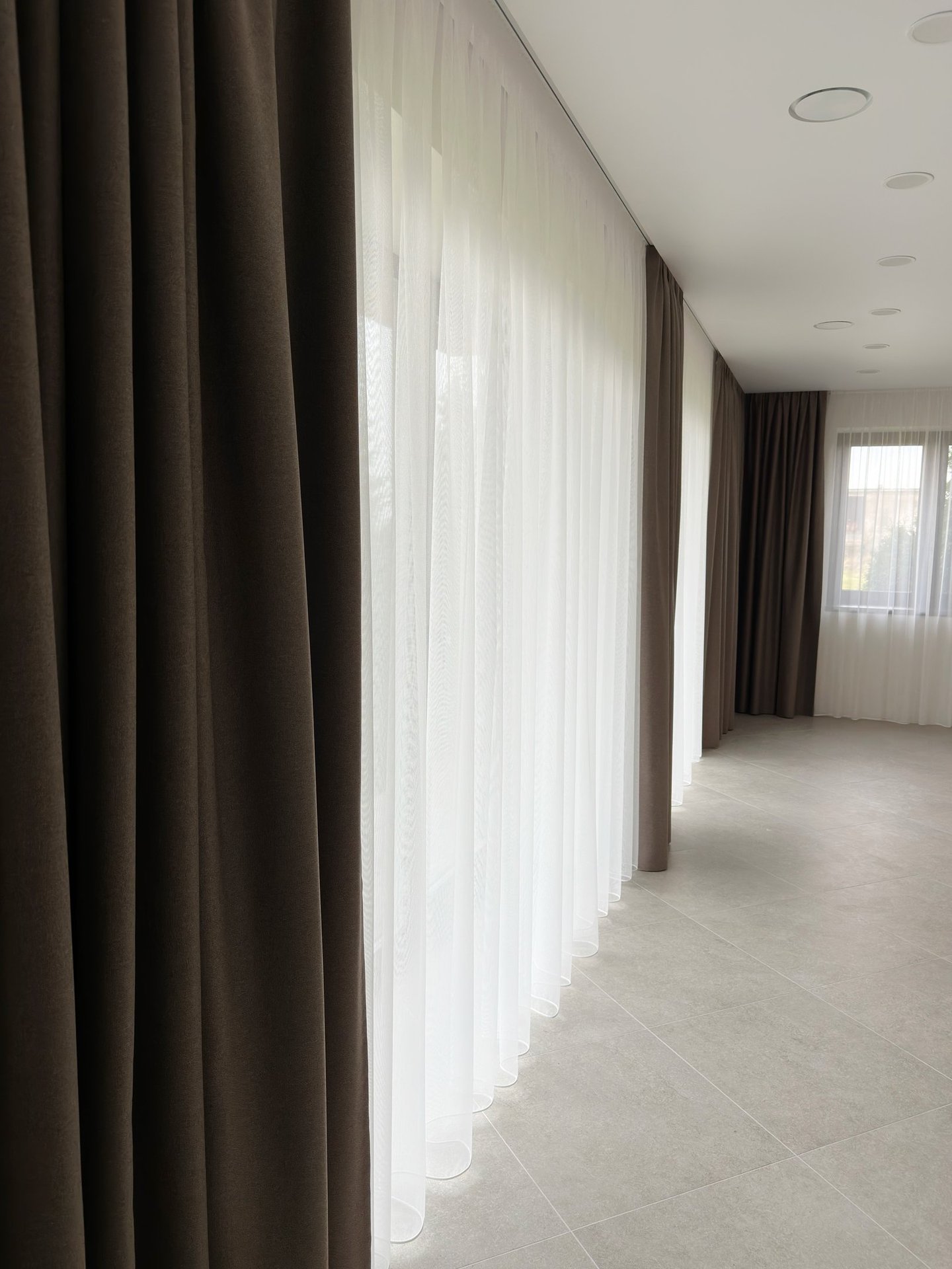 pilnai tamsinančios naktinės ir lengvos dieninės