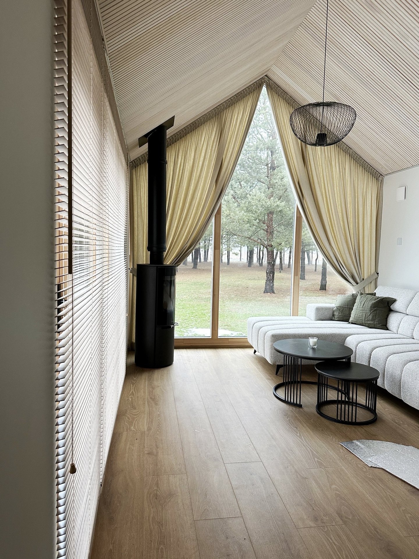 medinės žaliuzės ir šlaitinio lango užuolaidos