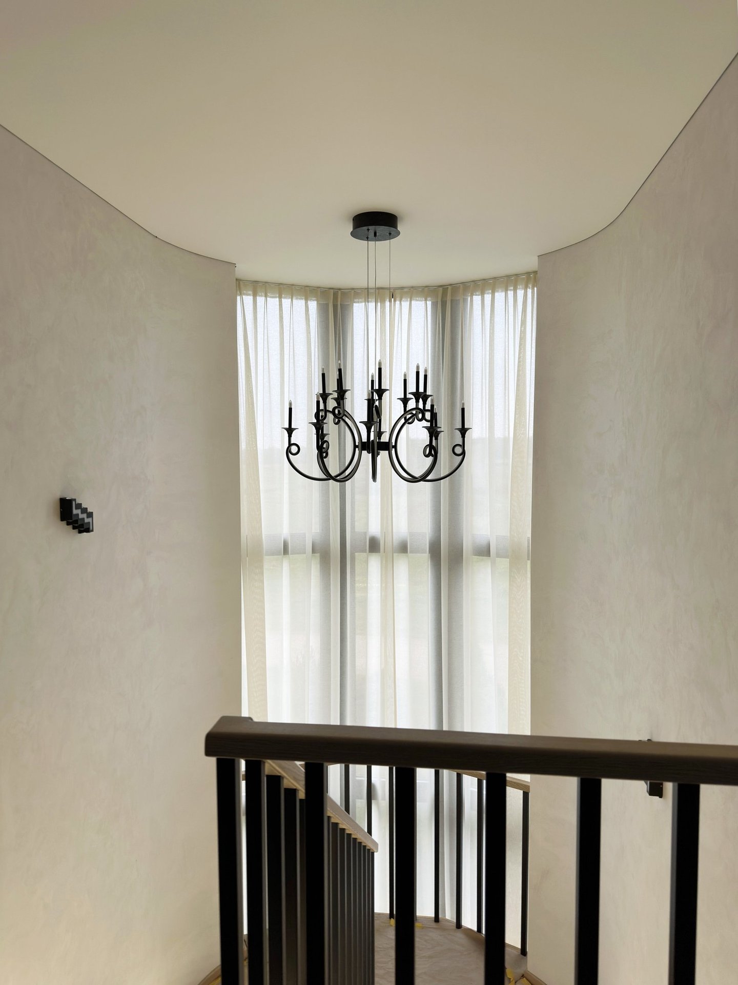 Tarpinio dengimo užuolaida laiptinei