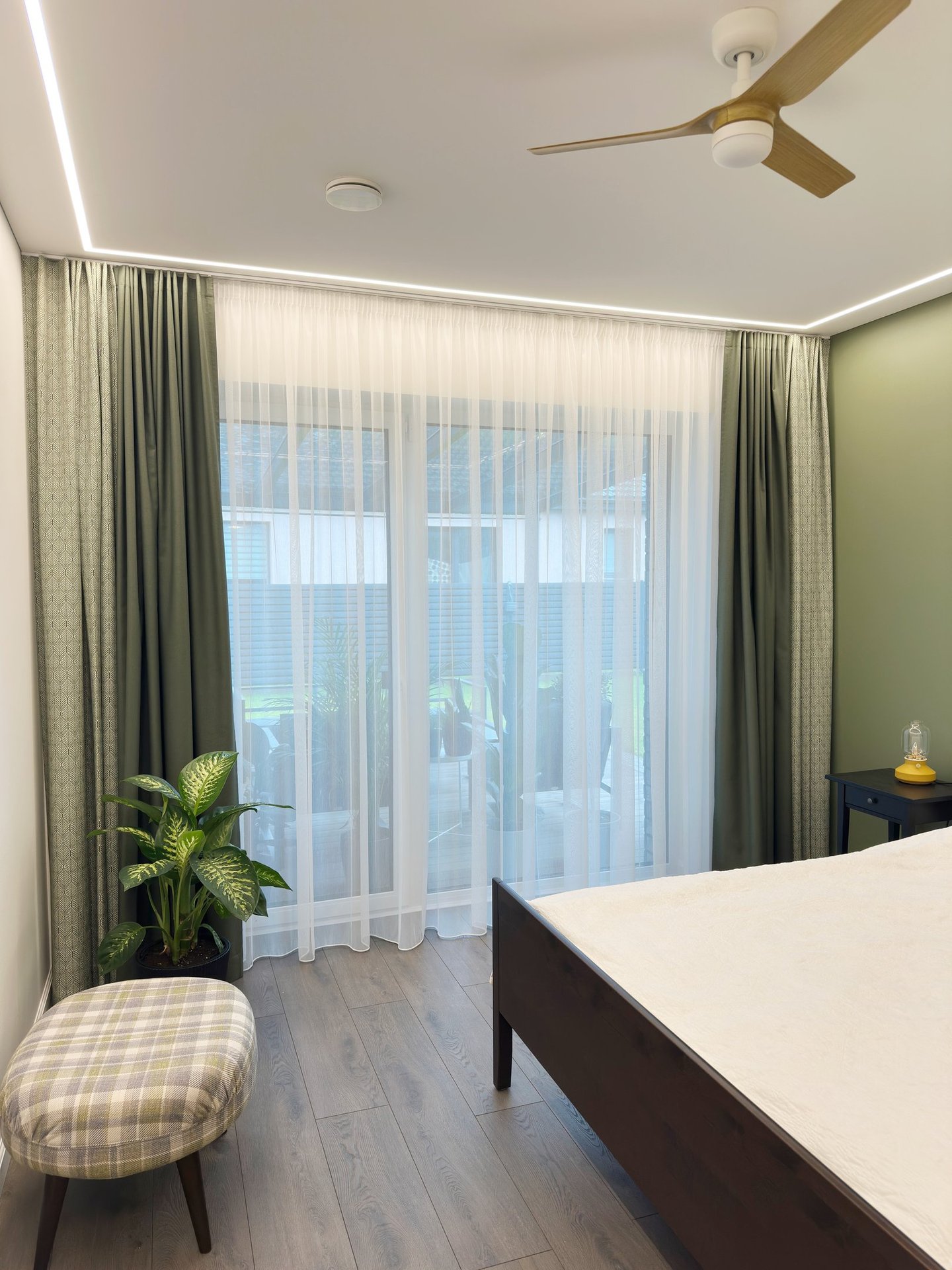 raštuotos naktinės užuolaidos ir lengvos dieninės