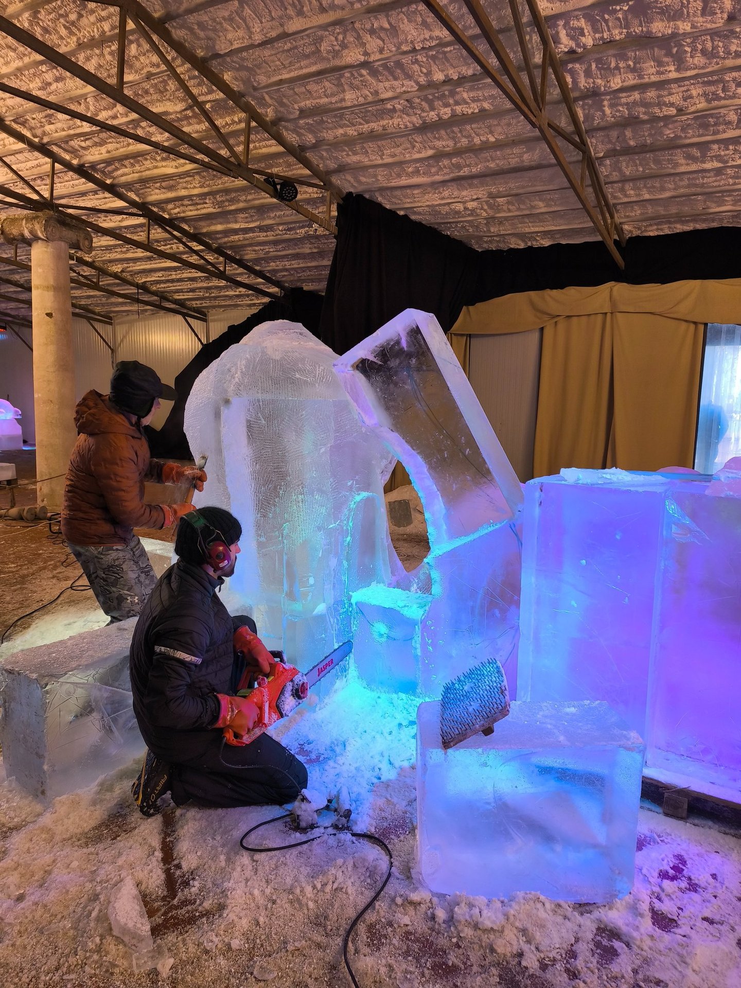 tallando escultura en hielo de kraken baltico con motosierra sancho sculpture