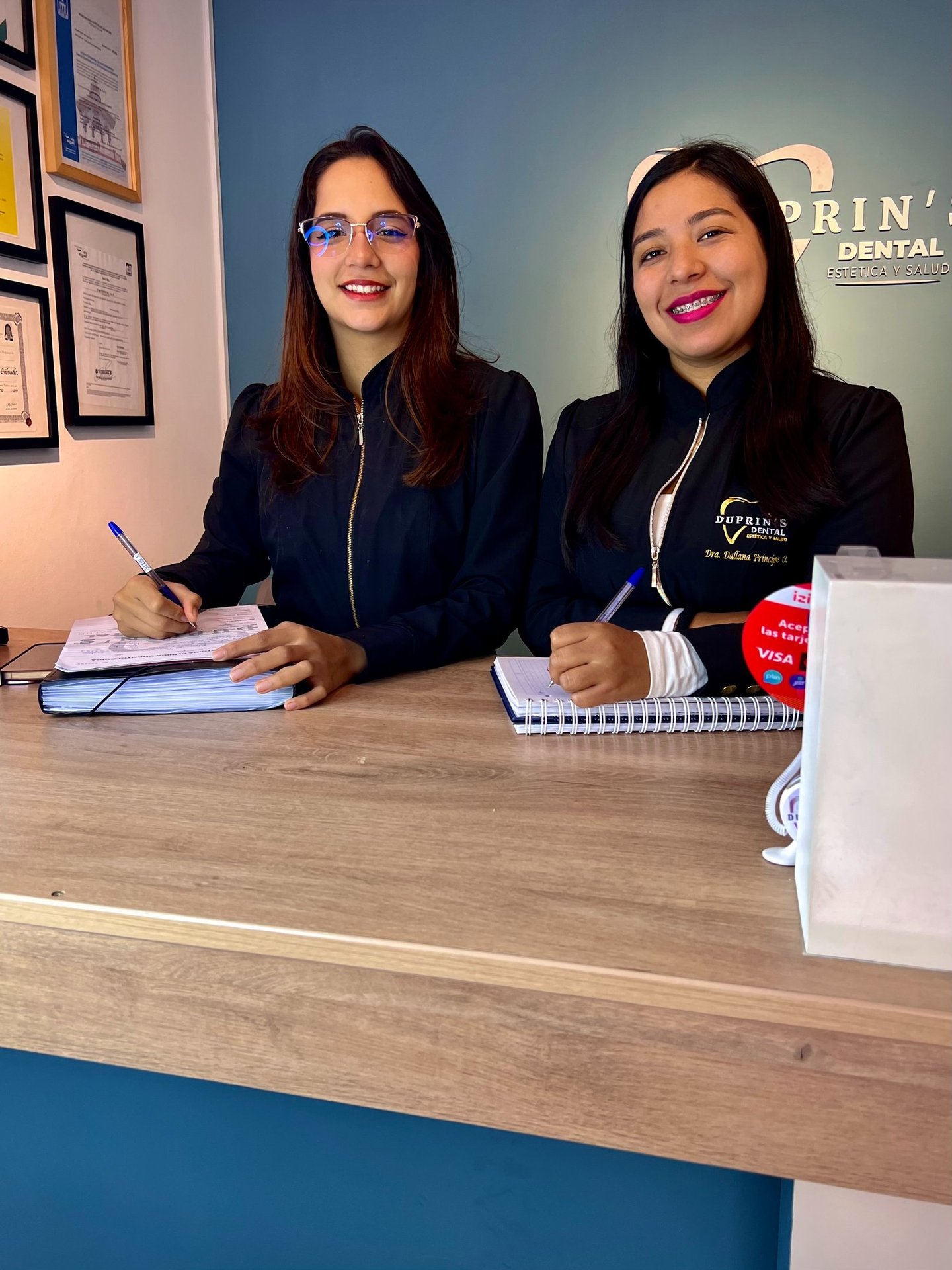 Equipo de recepción de Duprins Dental - Atención personalizada para agendar tu consulta odontológica