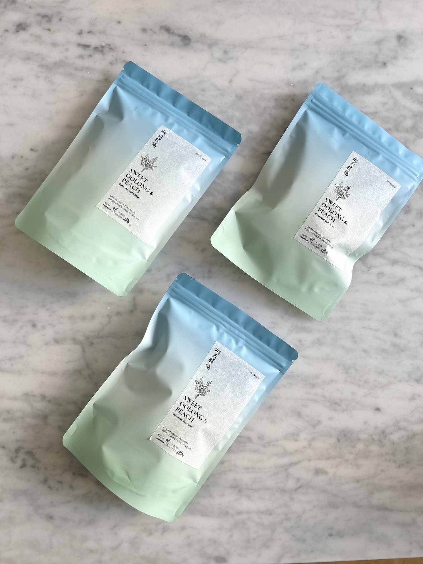 Botanical bath soak, in two sizes ( 60g or 3x60g). Featuring Sweet Oolong and Peach bath soak sachet