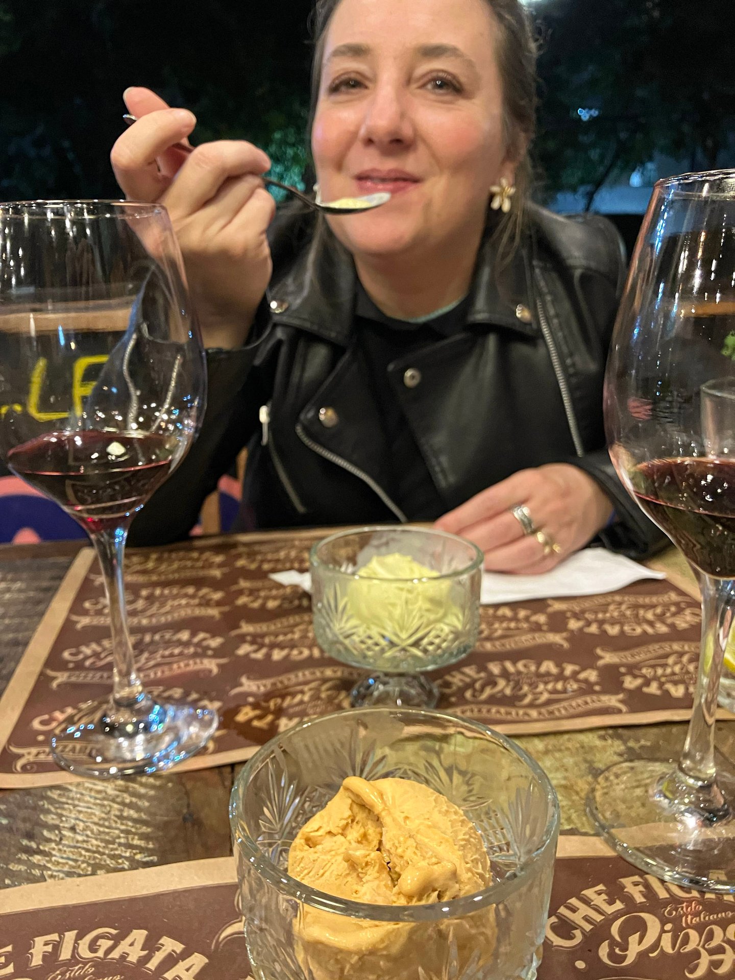 Luciana provando o gelato da casa. Foto: Rafael Carvalho Lima/ Com Limão e Sal