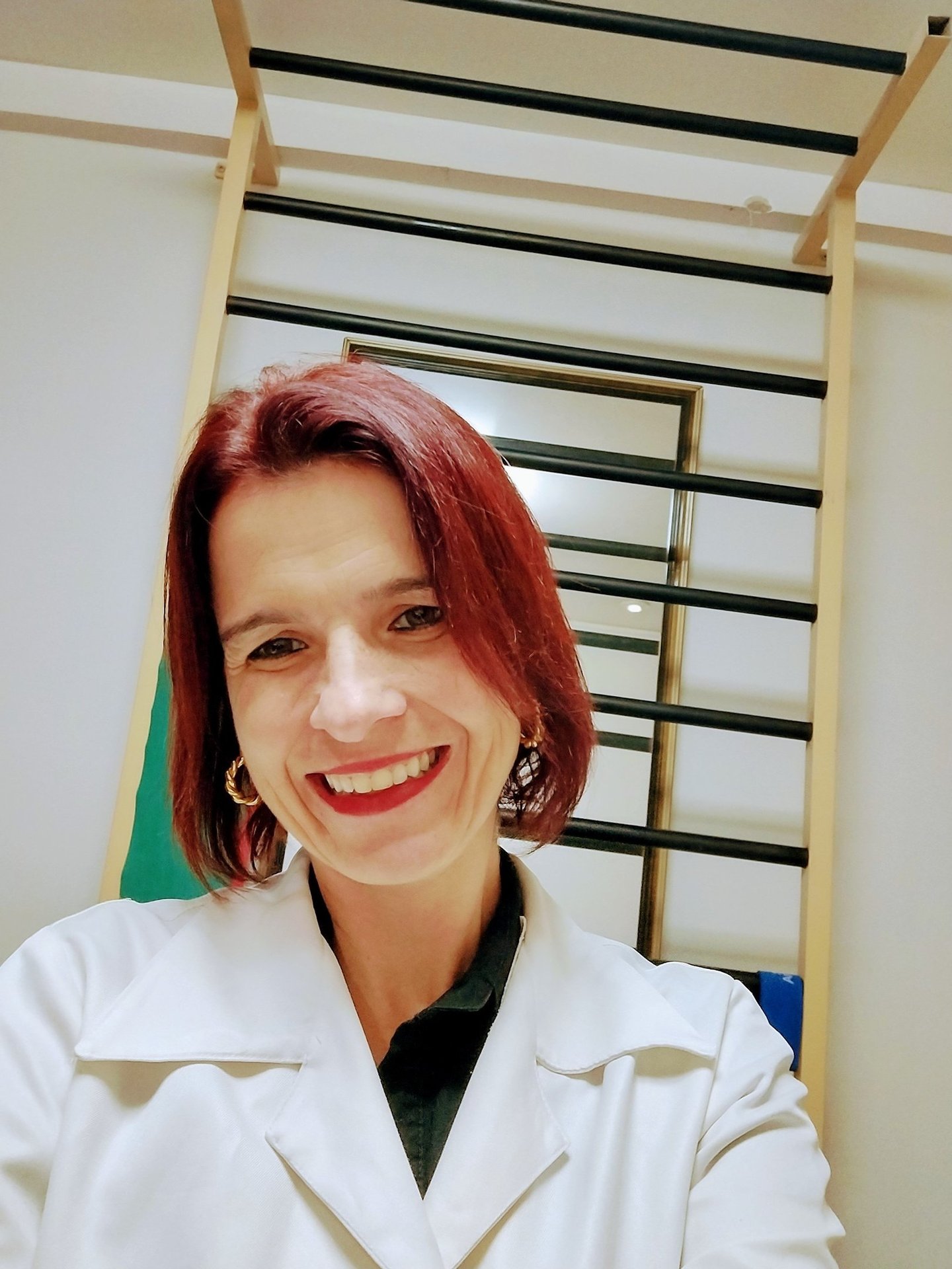 Retrato de uma mulher em estilo selfie, da cabeça ao busto, em formato retrato três por quatro.