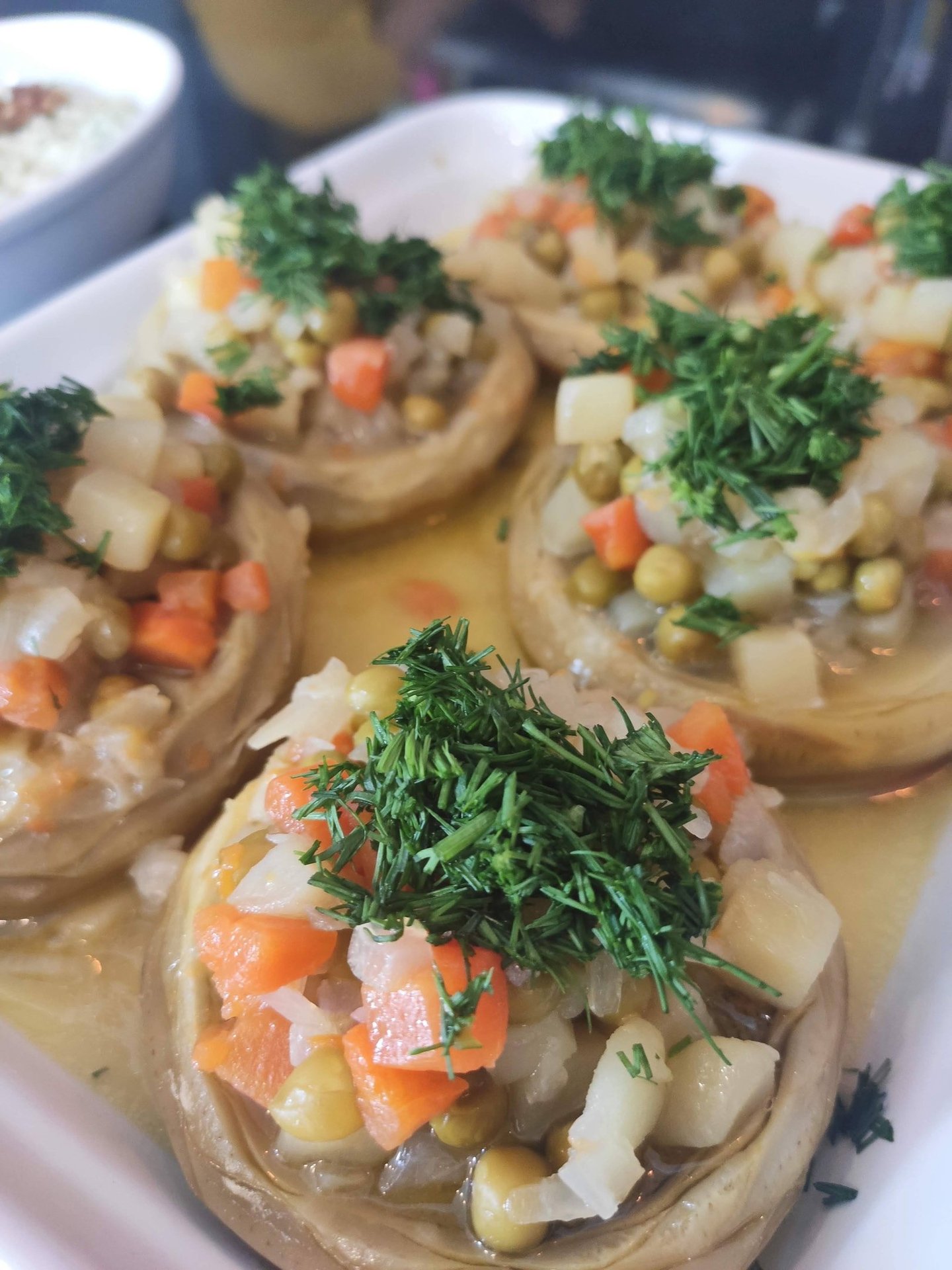 çeşitli sebzeler ve dereotu ile süslenmiş enginar tabağı