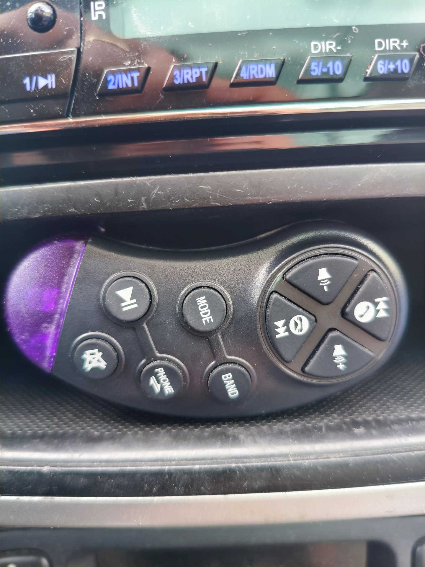 Análise de botões e funções de chamadas no comando de volante universal para auto-rádio N-1901.