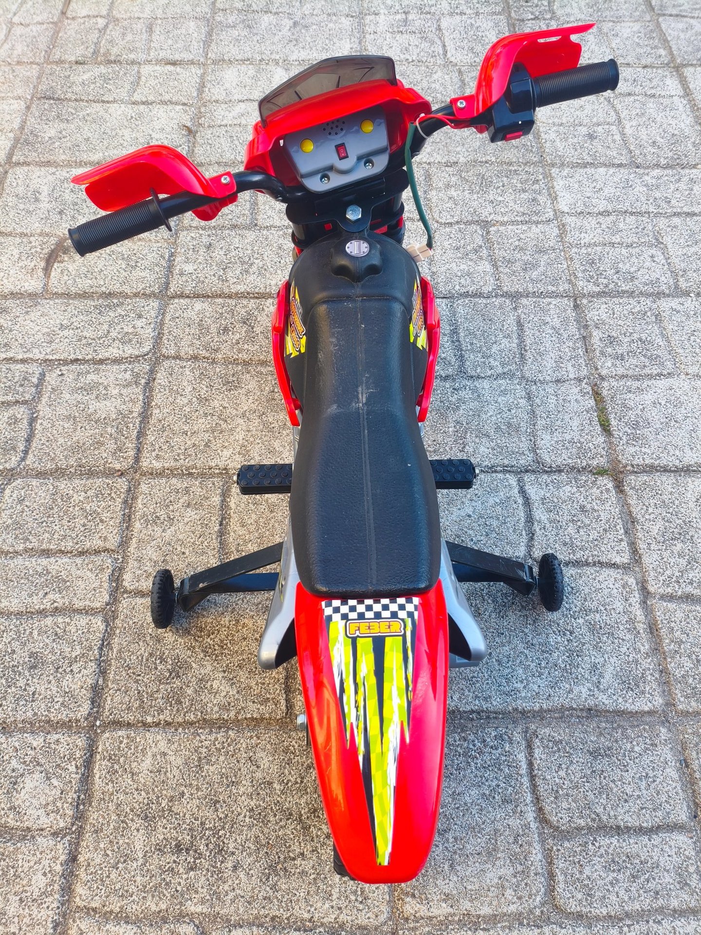 Cockpit e selim da mota elétrica Feber com botões e guiador vermelho