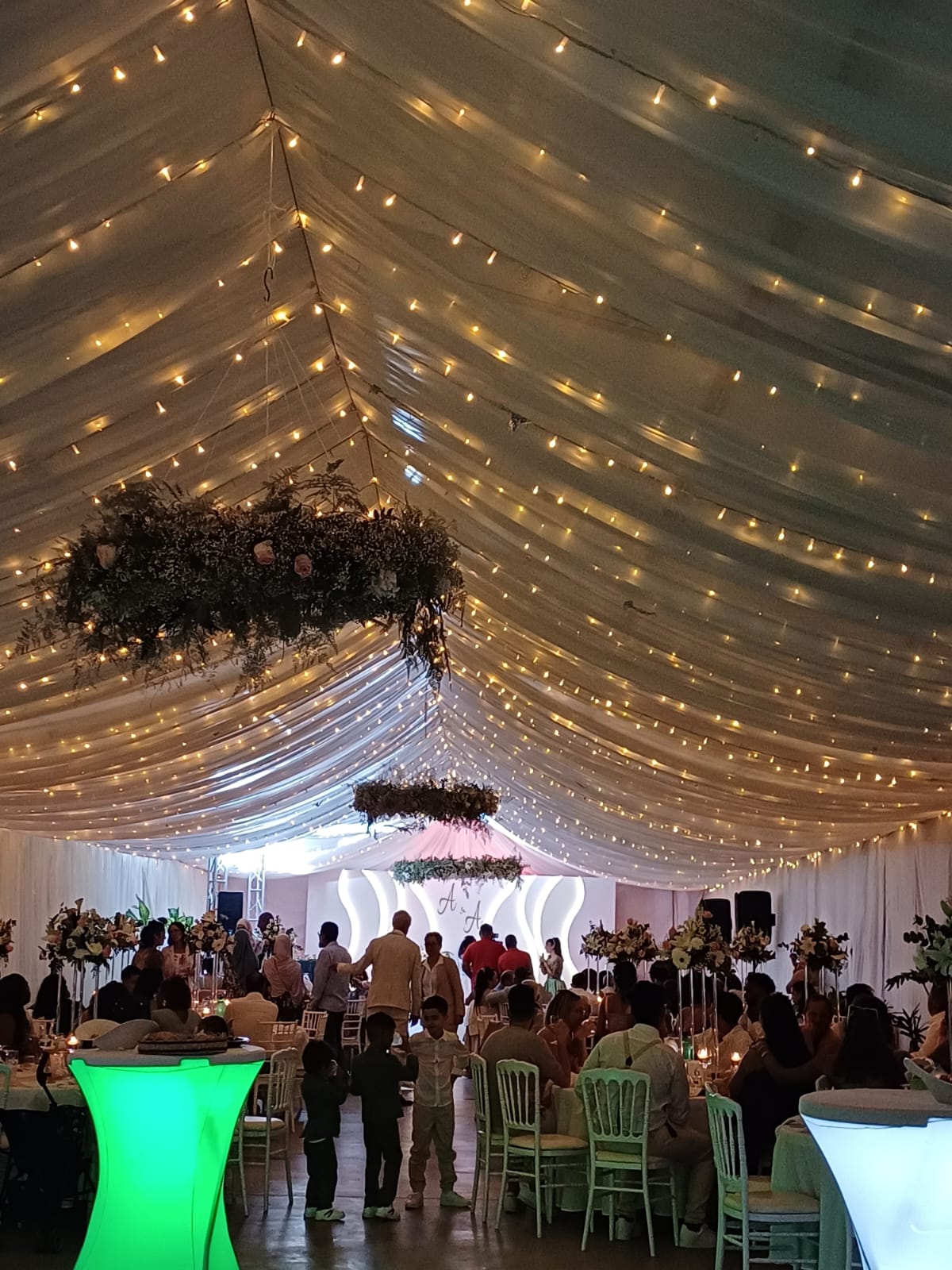 salle de mariage décoré avec du monde 