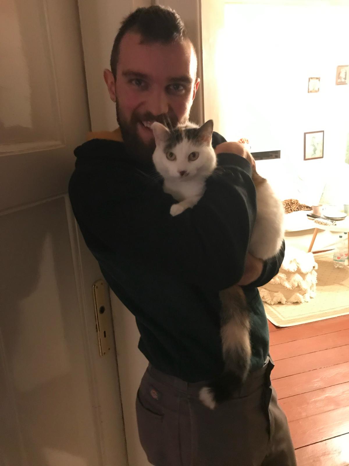 János Uhlig von der Tierphysiotherapie AiMi aus Dresden mit seiner Katze