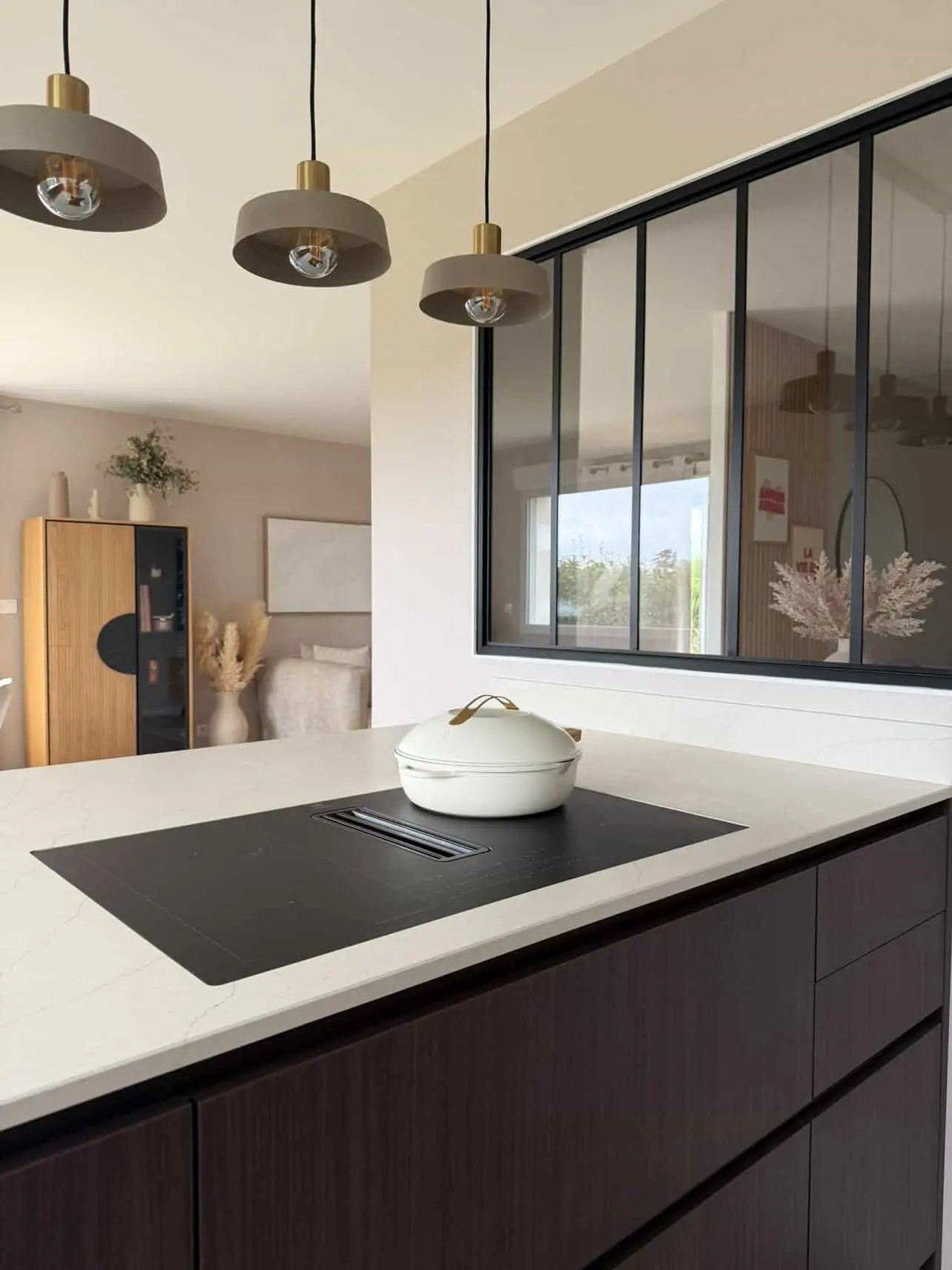 Îlot central avec plaque de cuisson intégrée et verrière intérieure – cuisine sur mesure Baïa Home à