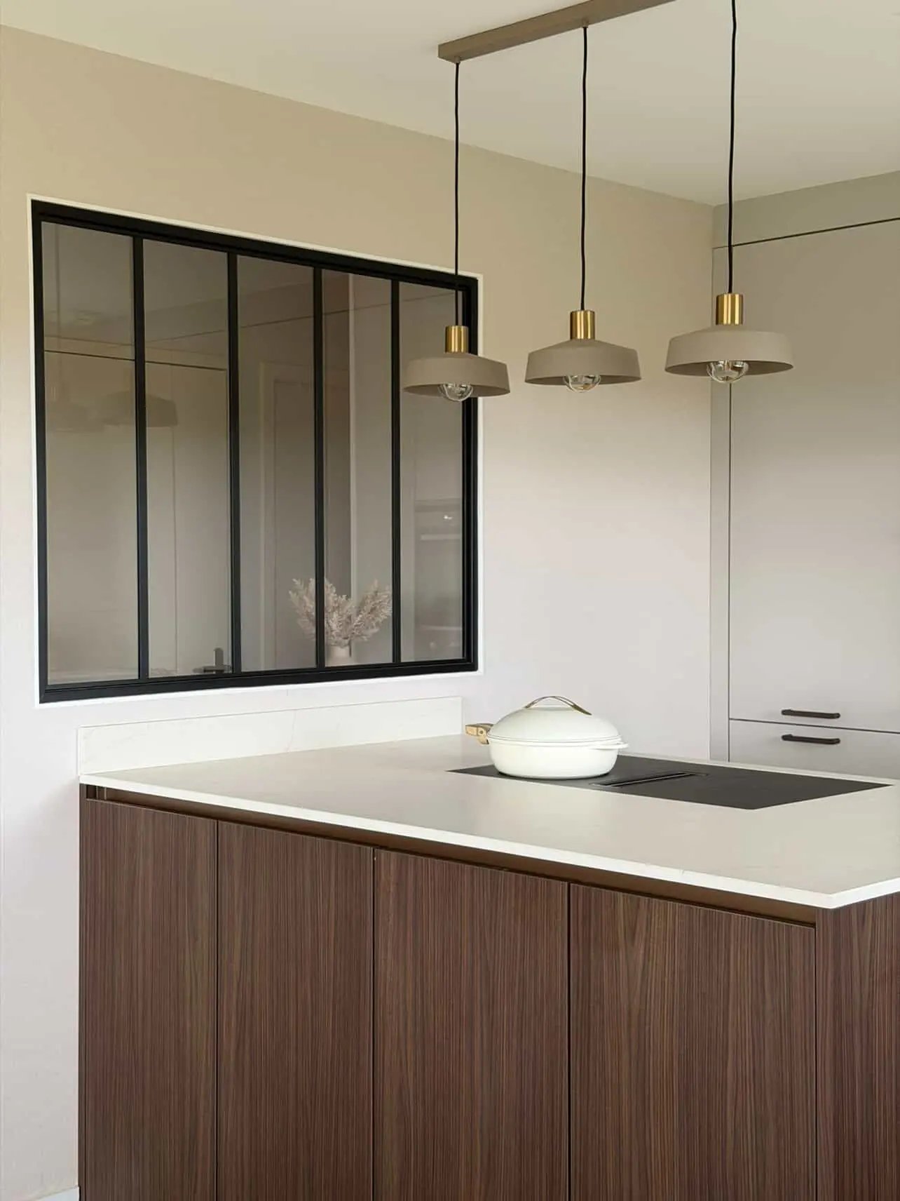 Cuisine sur mesure moderne avec îlot central réalisée par Baïa Home à Tourville-sur-Odon près de Cae