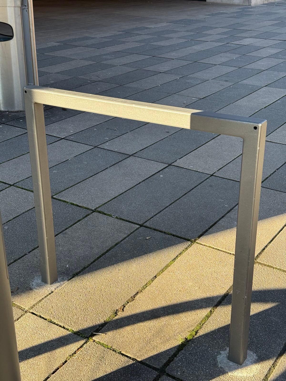 Foto von einem eckigen Fahradbügel.