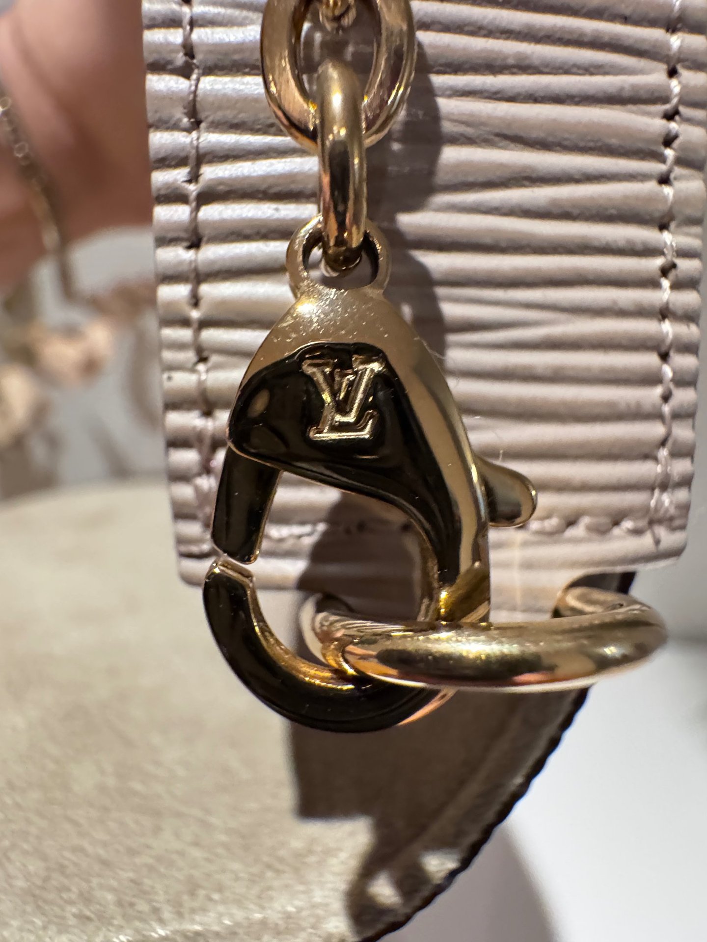 luksuslaukun metalliosien kaiverrus