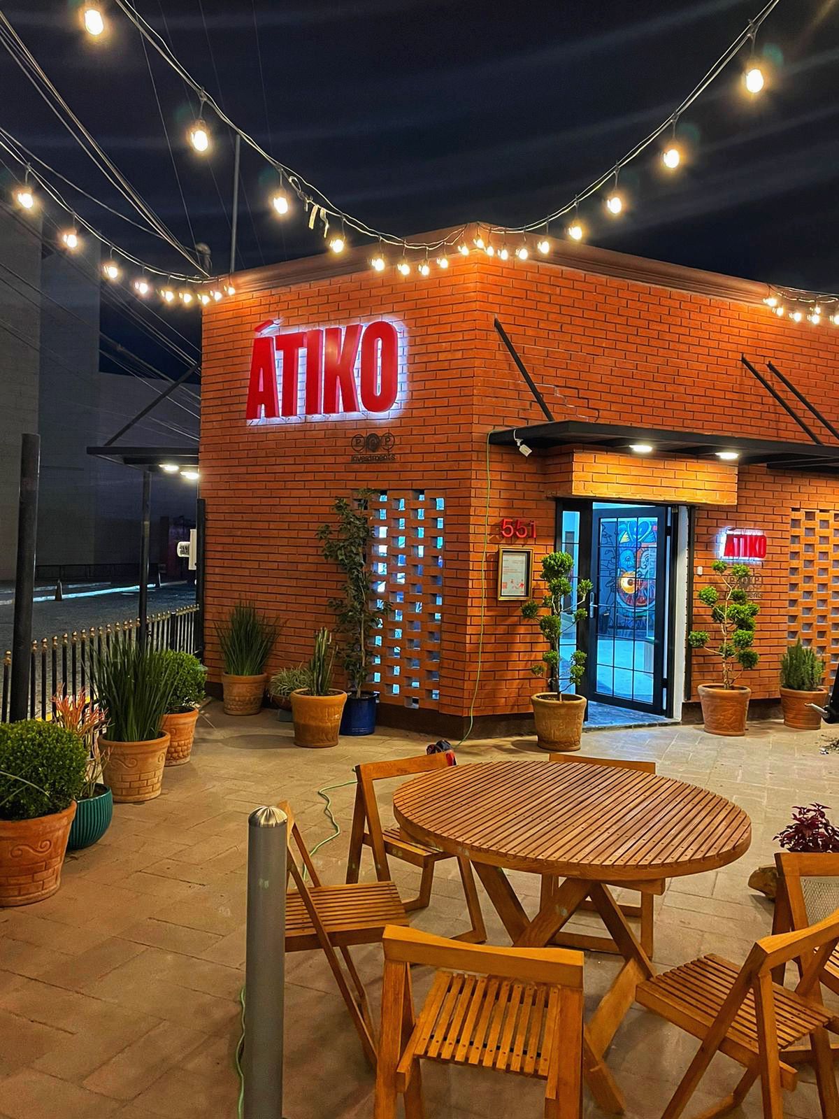 Letrero luminoso exterior en bloque 3D para fachada comercial fabricado por Display Walldesign
