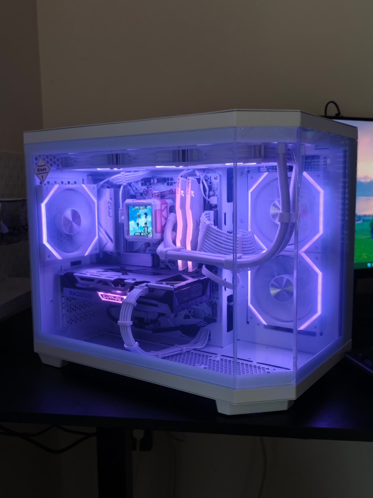 Computador com arrefecimento liquido e ecrã personalizável vendido pela MKBuilds