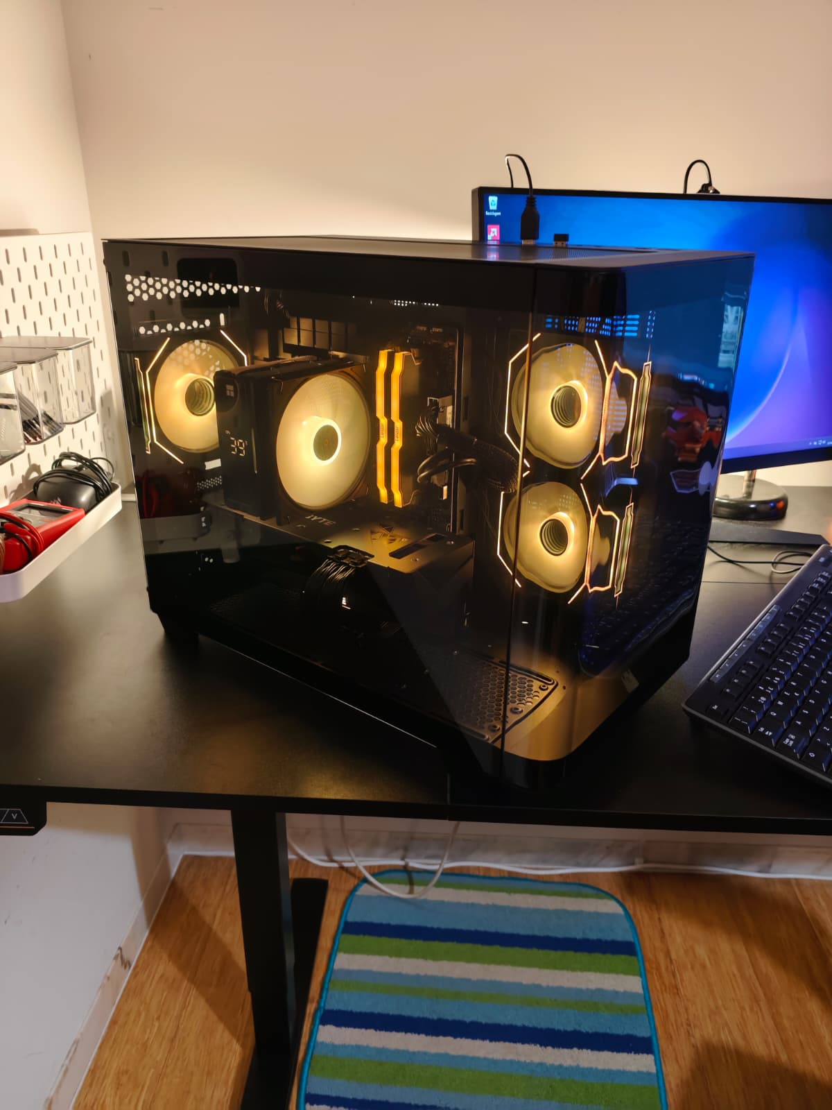 Computador estilo aquário todo preto com RGB vendido pela MKBuilds