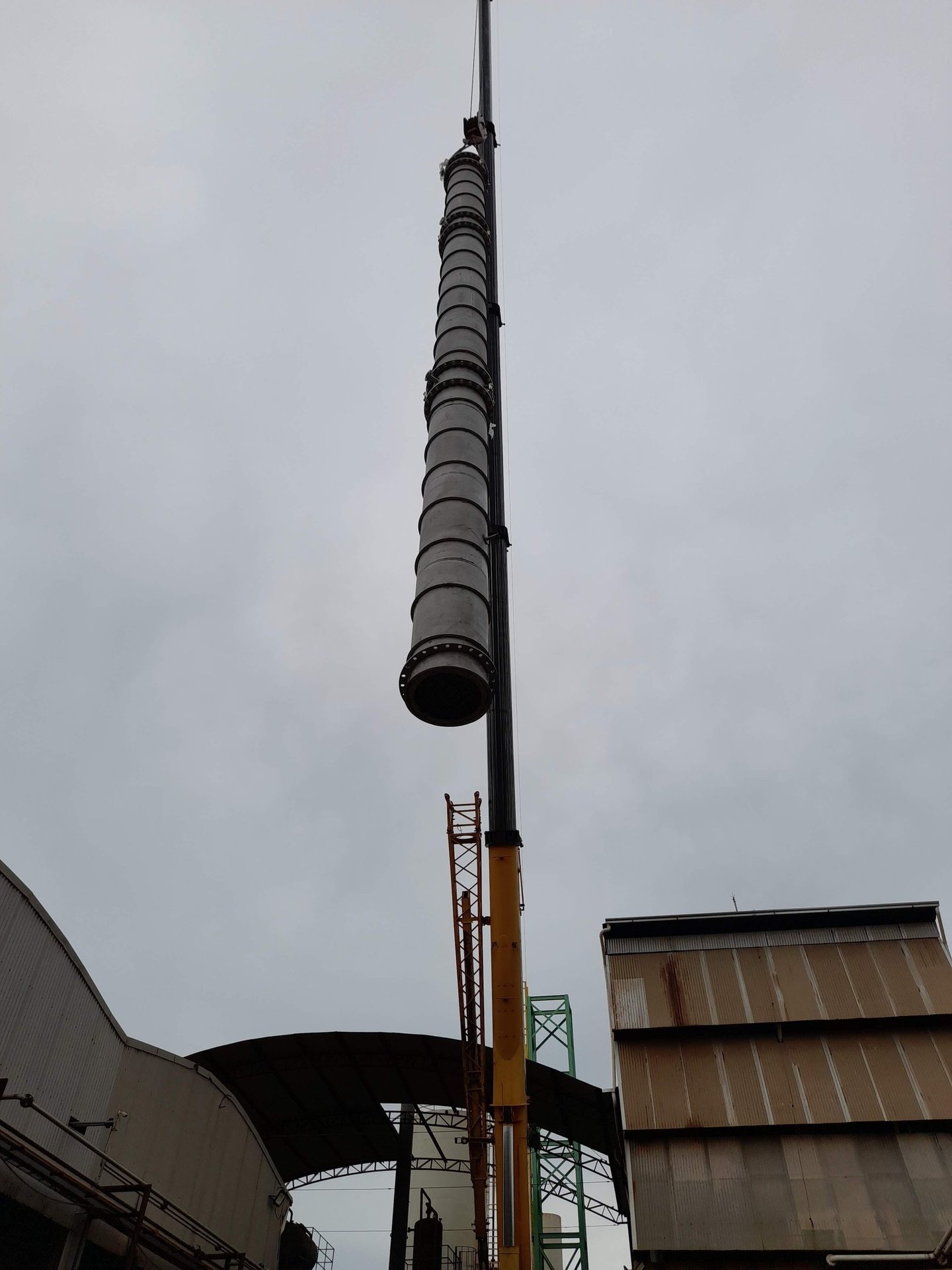 Equipe Engebraga realizando montagem industrial de coluna de metanol.