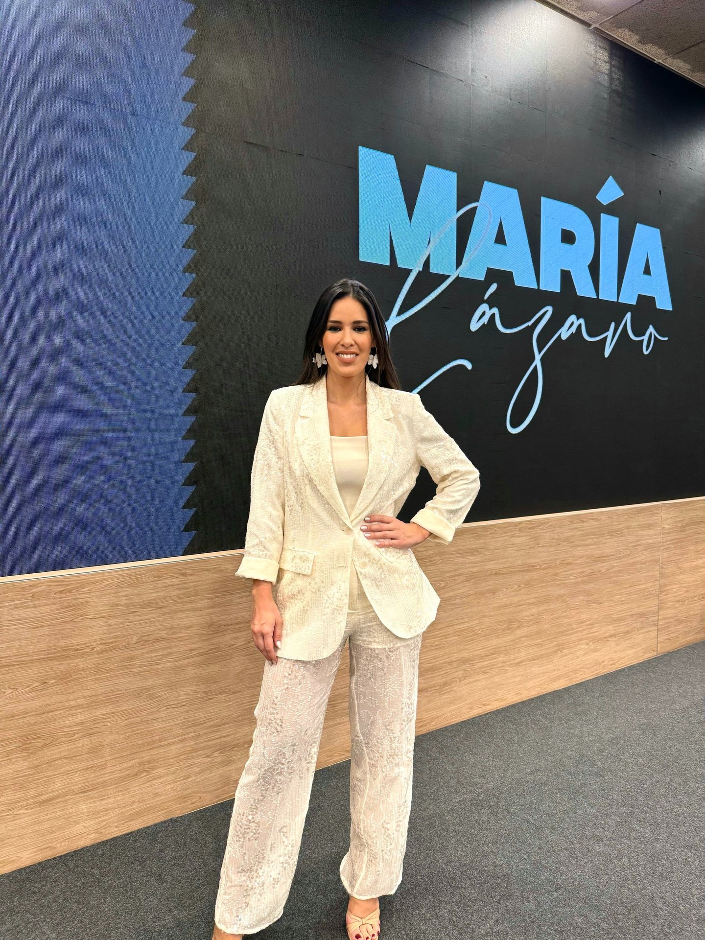 María Lázaro en un evento con traje