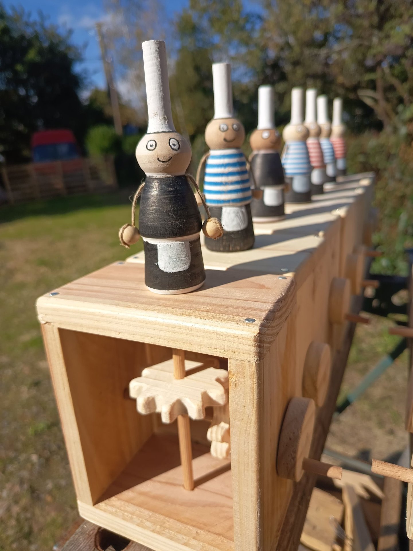 Bigoudènes en bois sur mécanisme type engrenage.