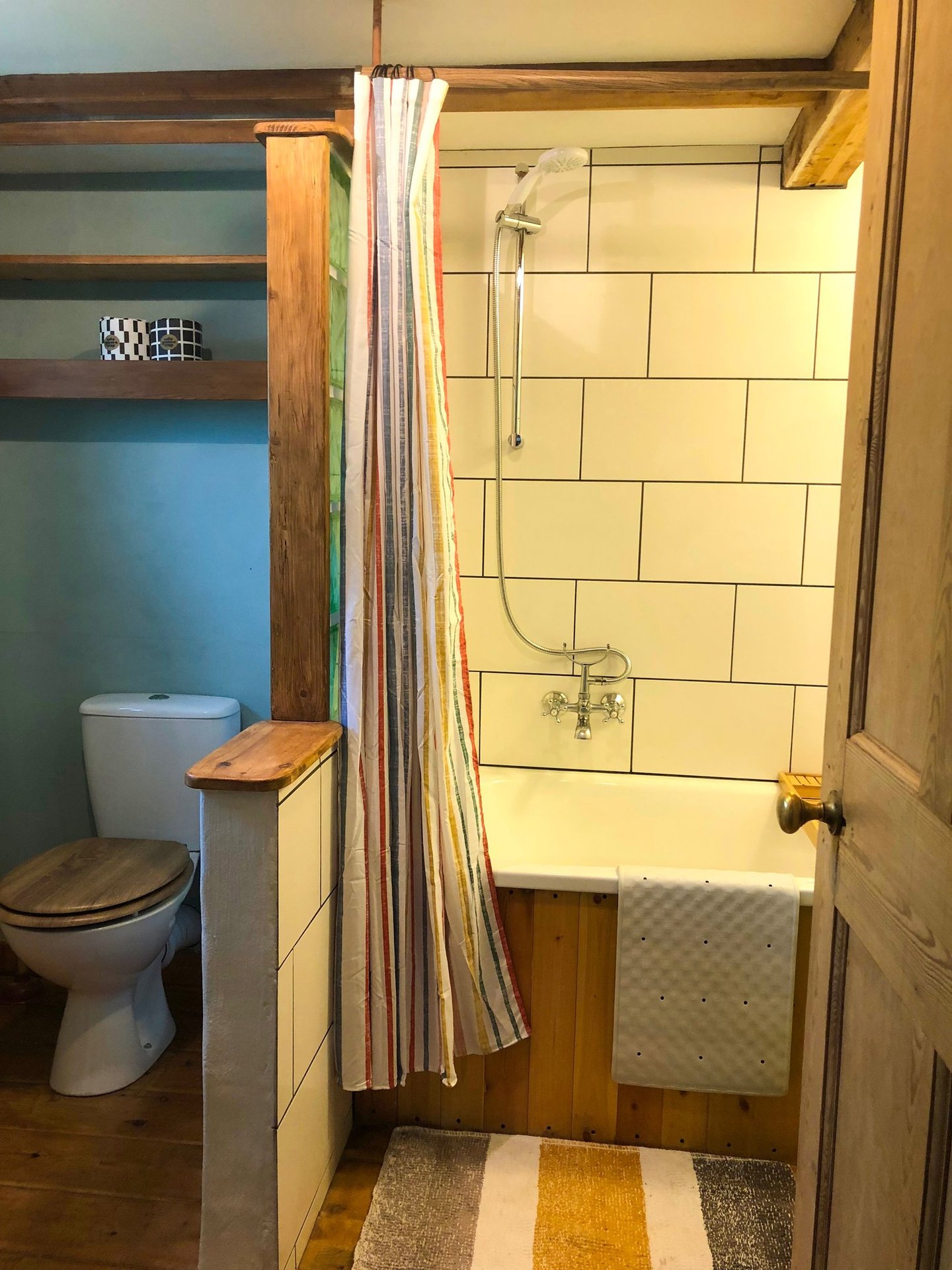 holiday rental interior showing bath and toilet