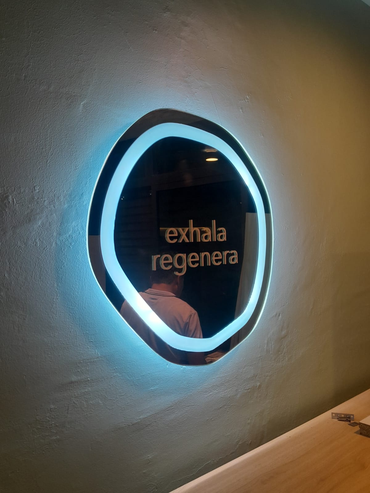 Espejo LED personalizado montado en pared, luz encendida y frase decorativa