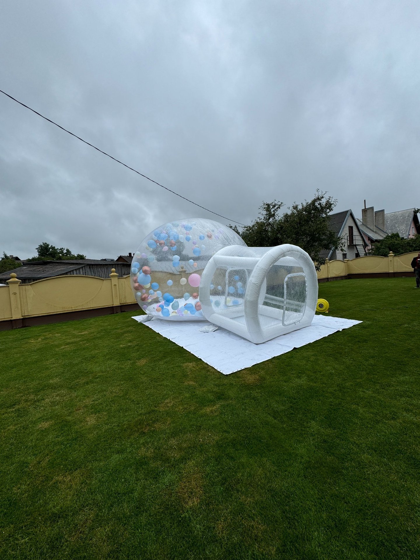 baltas pripuciamas balionu burbulas su balionais viduje gimtadienio krikstynu svente dekoracija 