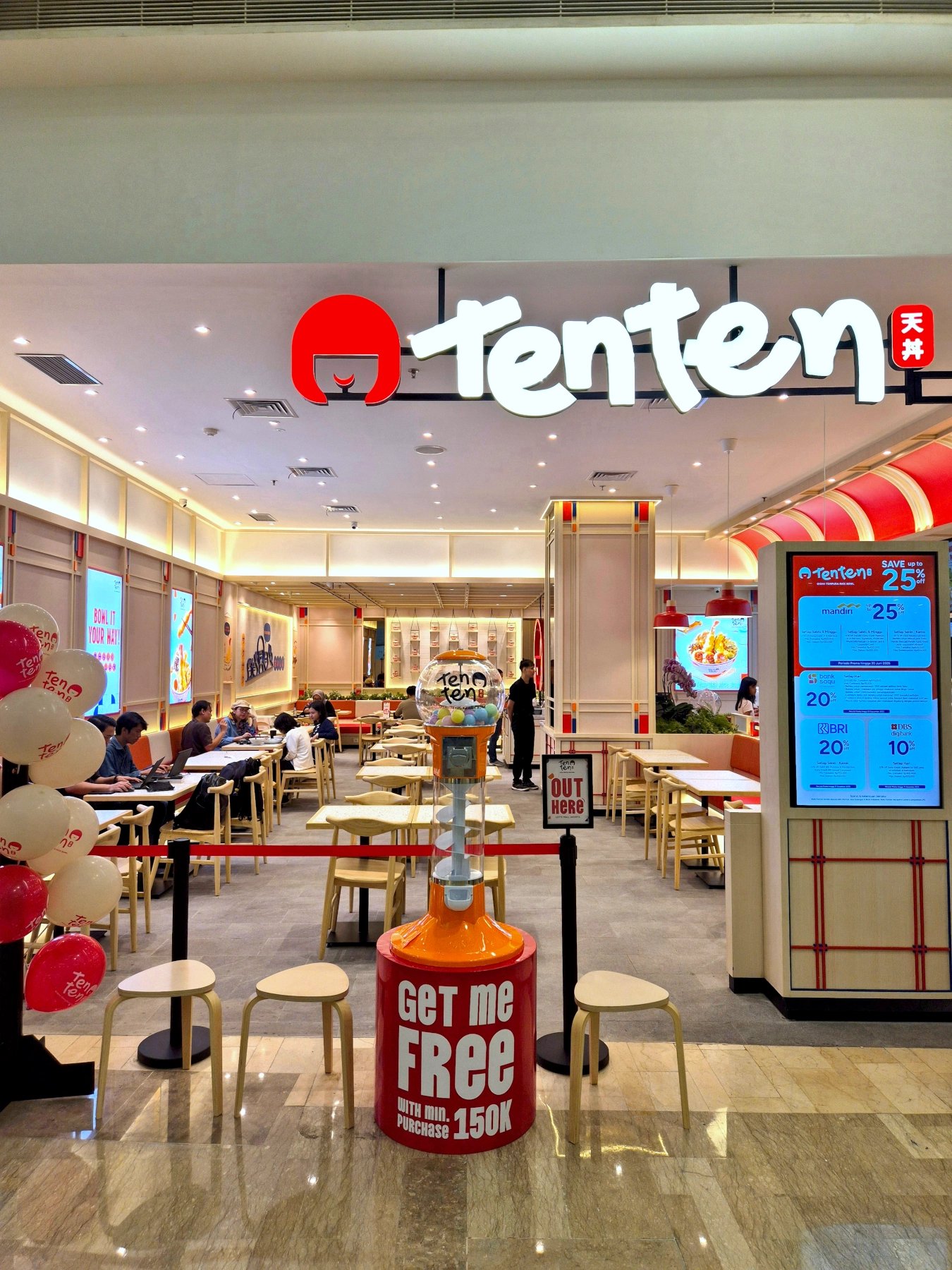 Gacha bentuk Lollipop di depan restoran tempura tenten member of Boga