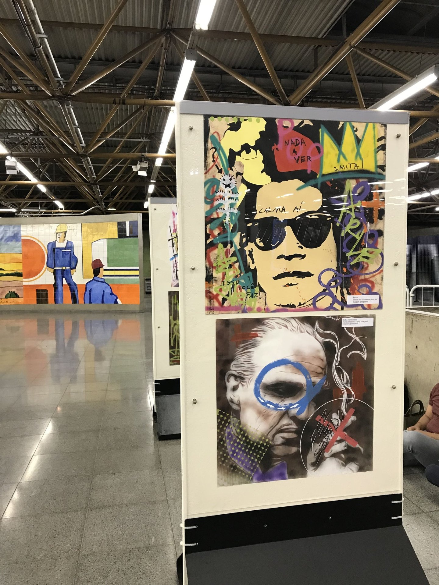 Sérgio Astral utilizou uma combinação de técnicas, incluindo aplicações de papéis, seda grafite