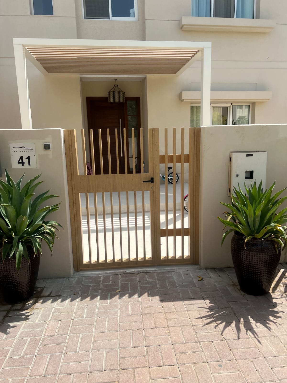 Single leaf luxury cast aluminum pedestrian gate for small villa entrance.