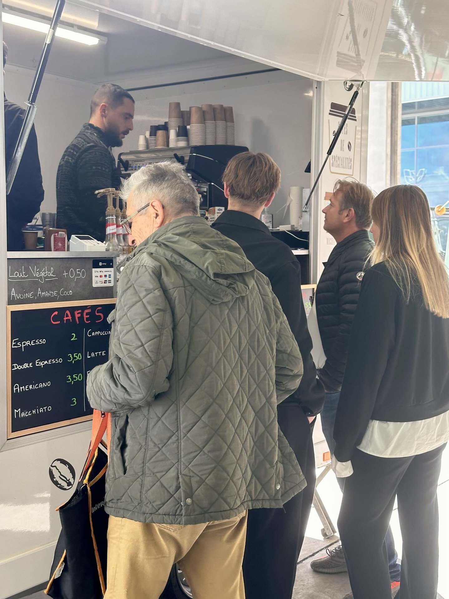 Clients commandant un café de spécialité au coffee truck Kafé Barista