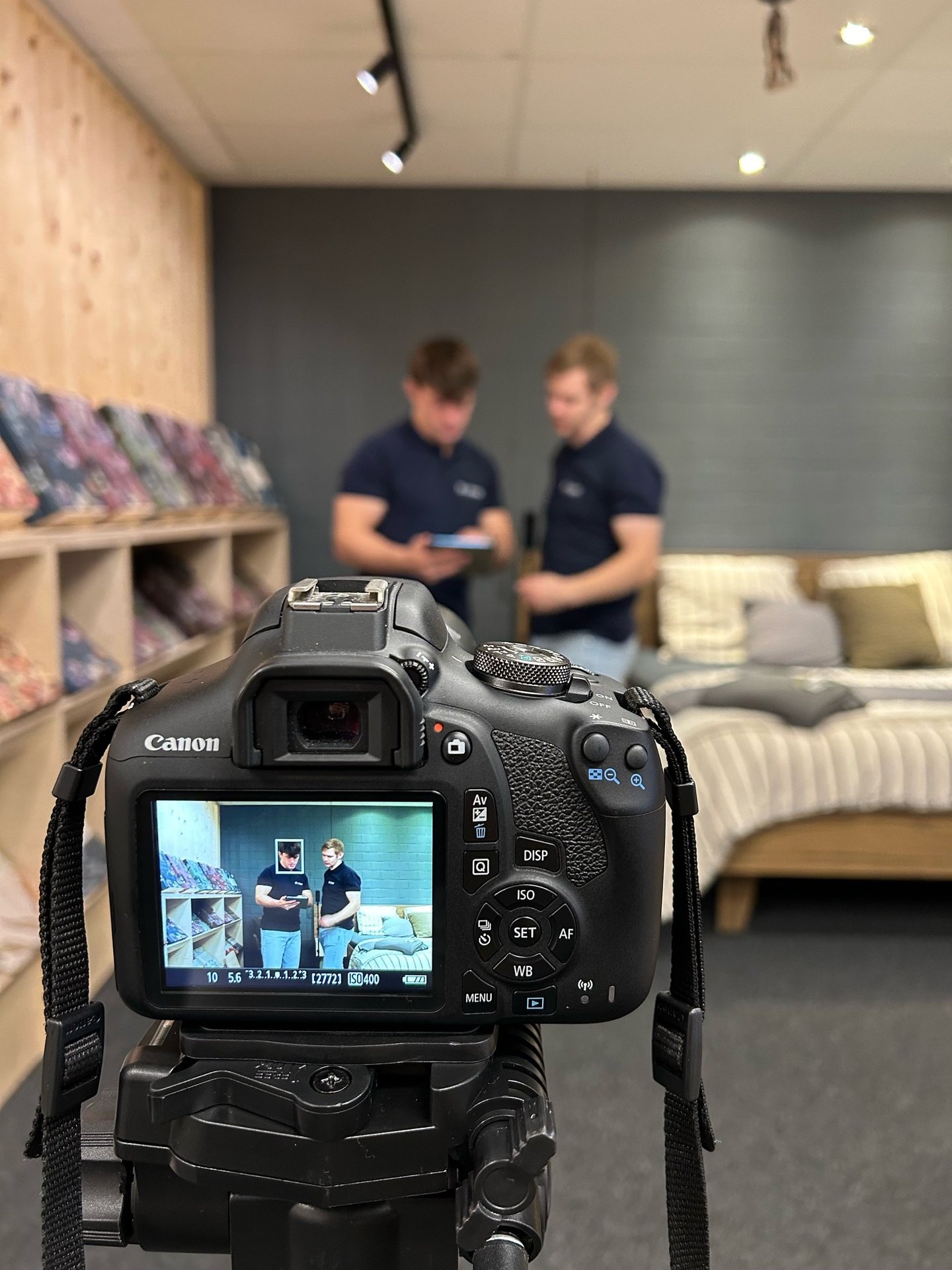 Twee collega's die een virtuele tour bespreken