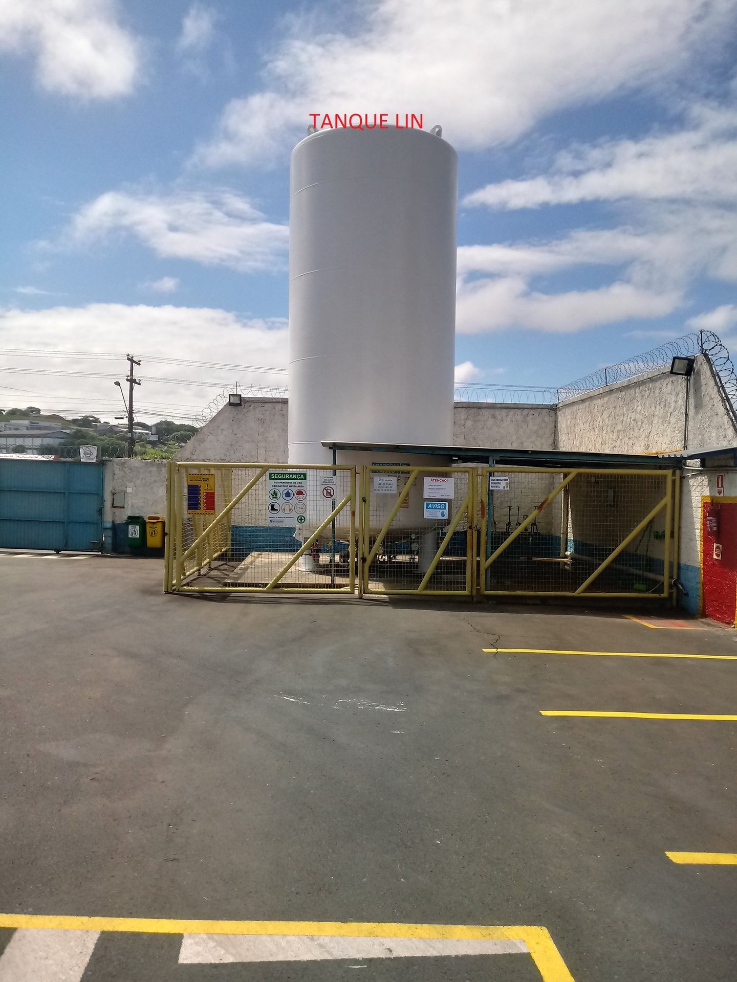 Instalação padrão de uma centrais líquida com o tanque de todas as distâncias e cercamento apropriao