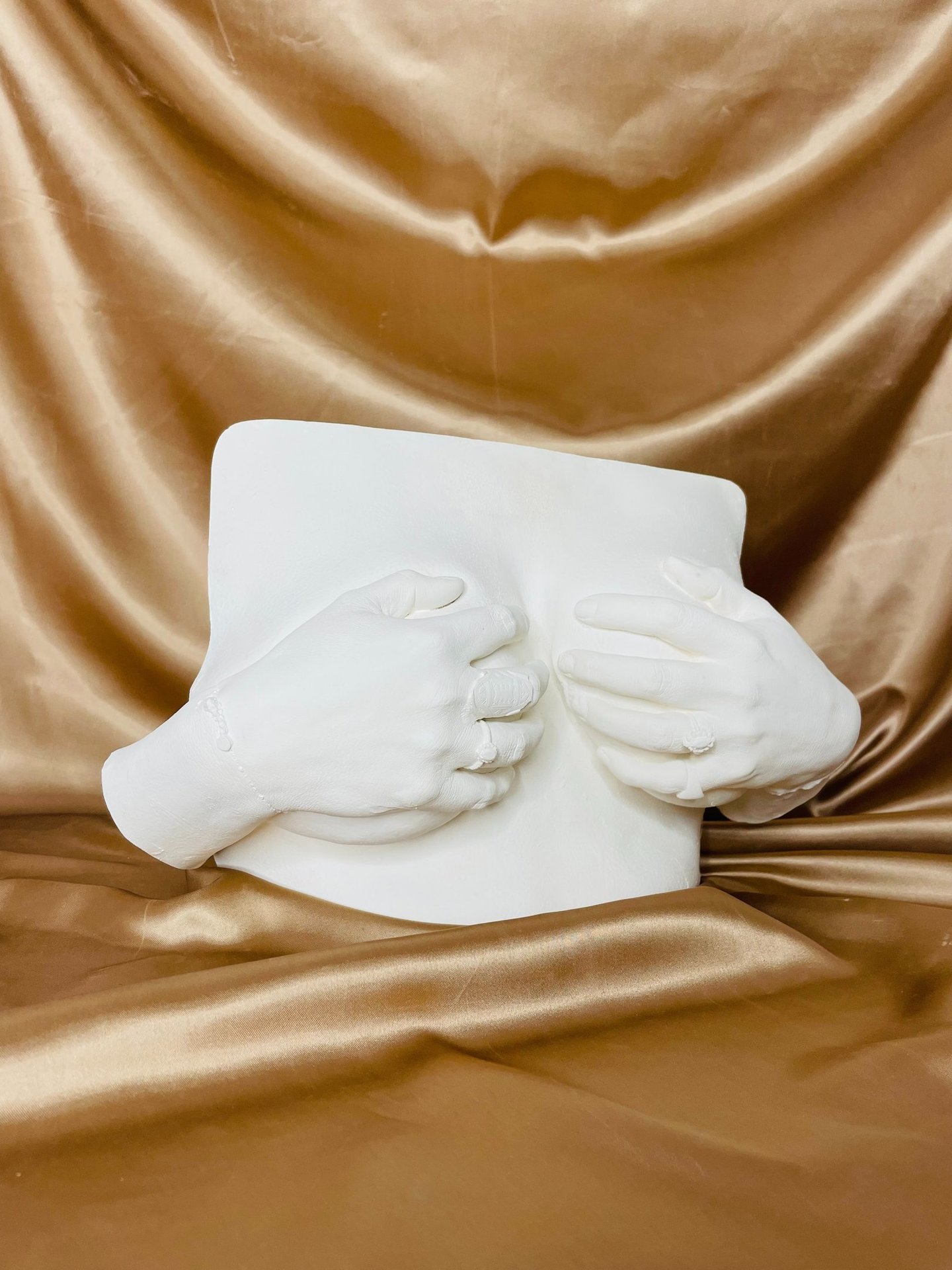 Moulage poitrine et mains sur fond doré  - Moulage intime Bordeaux