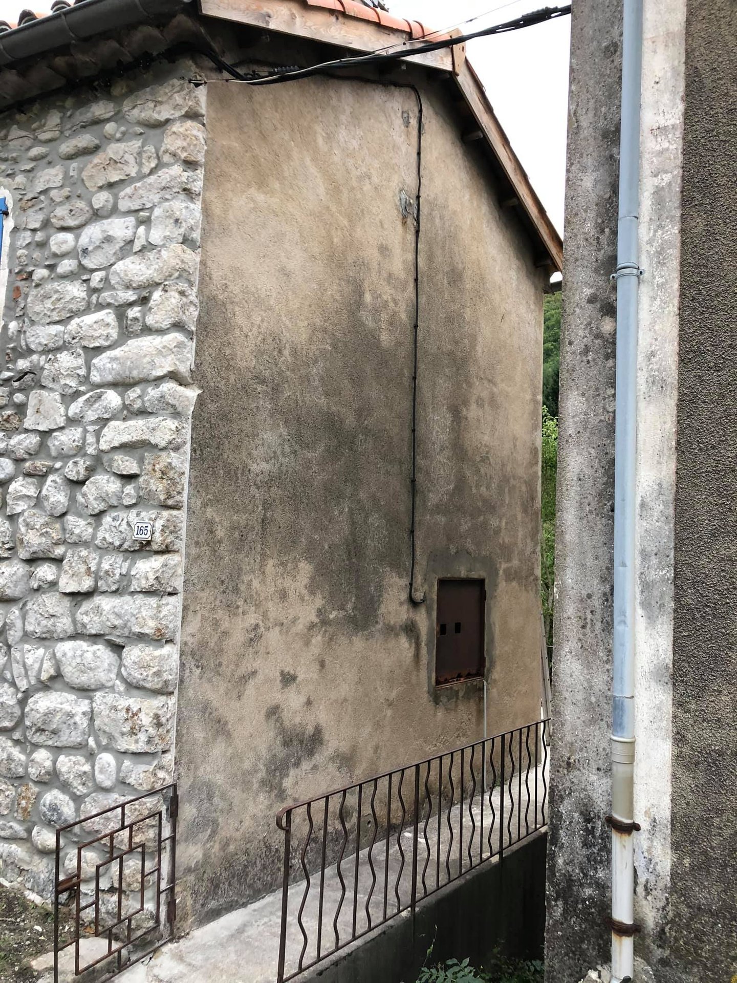 façade salit par le temps avant rénovation