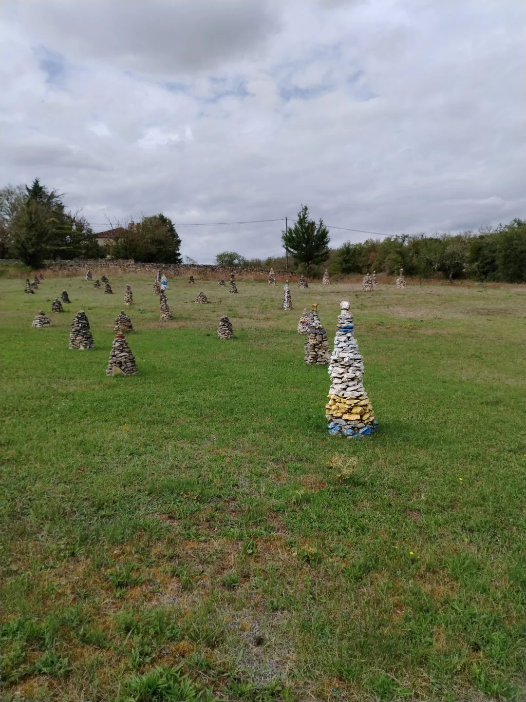 Structures de pierres dans le pré - André Nouyrit