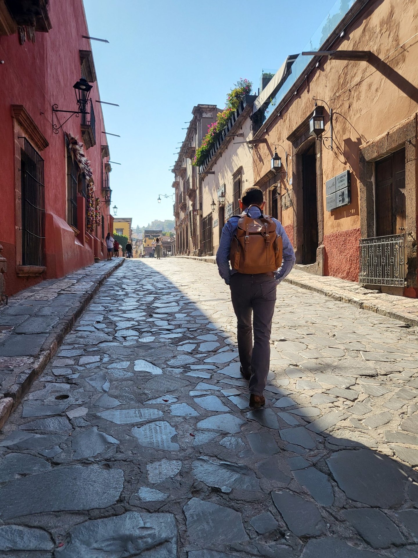 hombre en busca de un mejor destino y superación