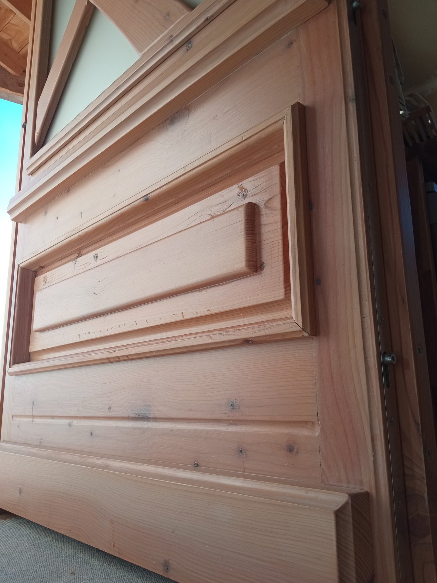 porte artisanale en bois et verre