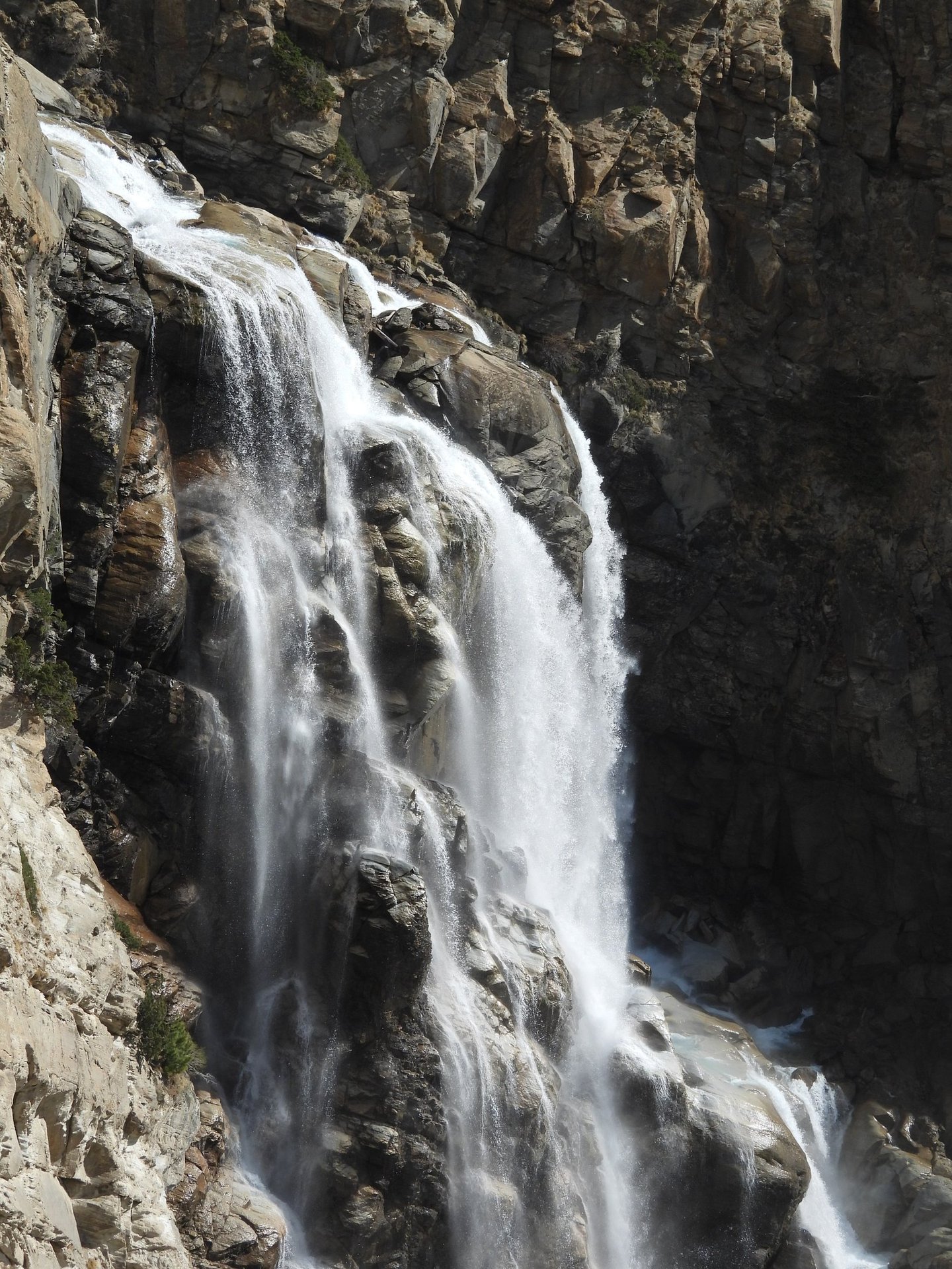 cascade sur le chemin de Phoksundo