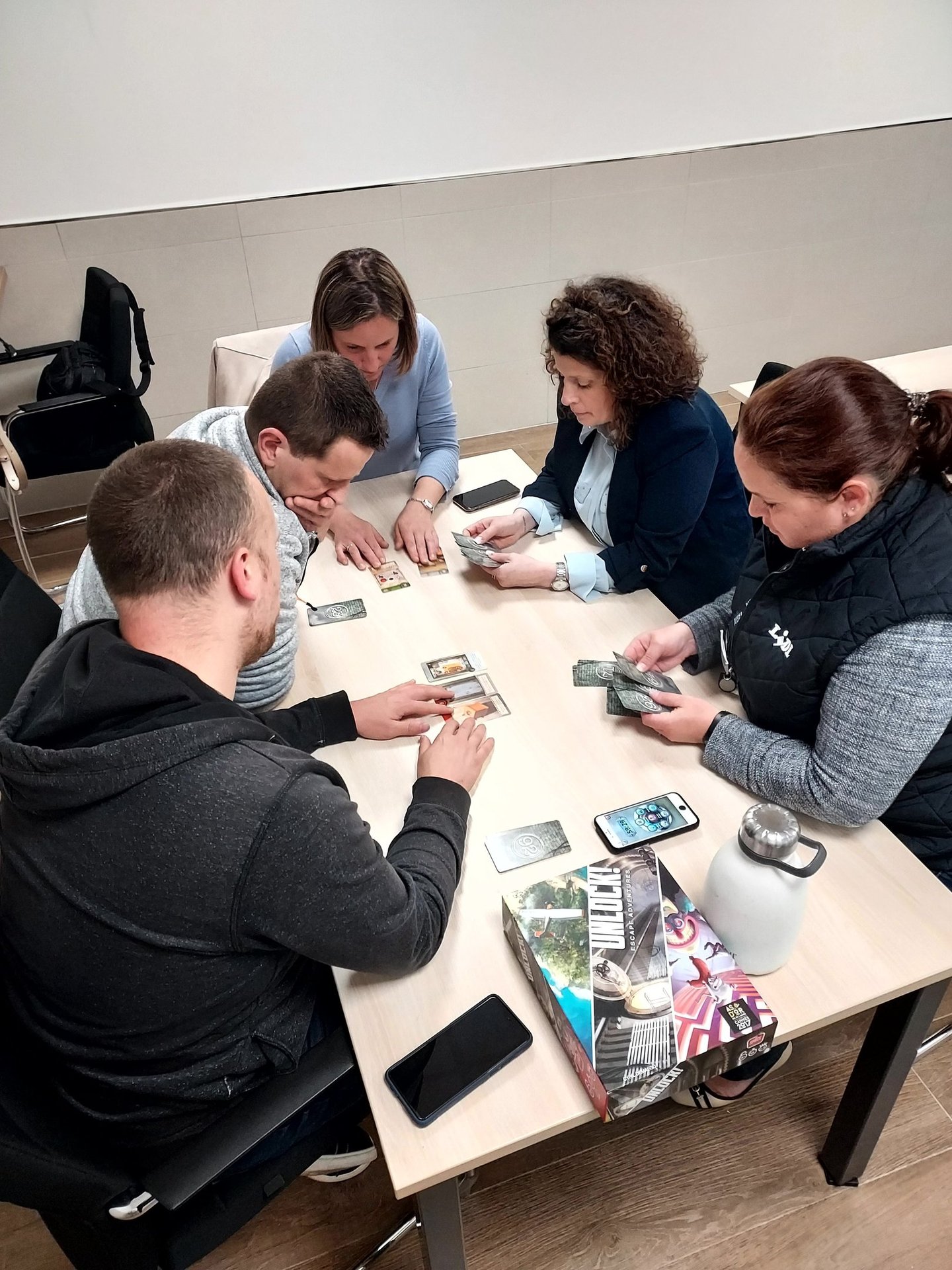 Animation de jeu de société en petit comité à domicile, encadrée par un animateur.