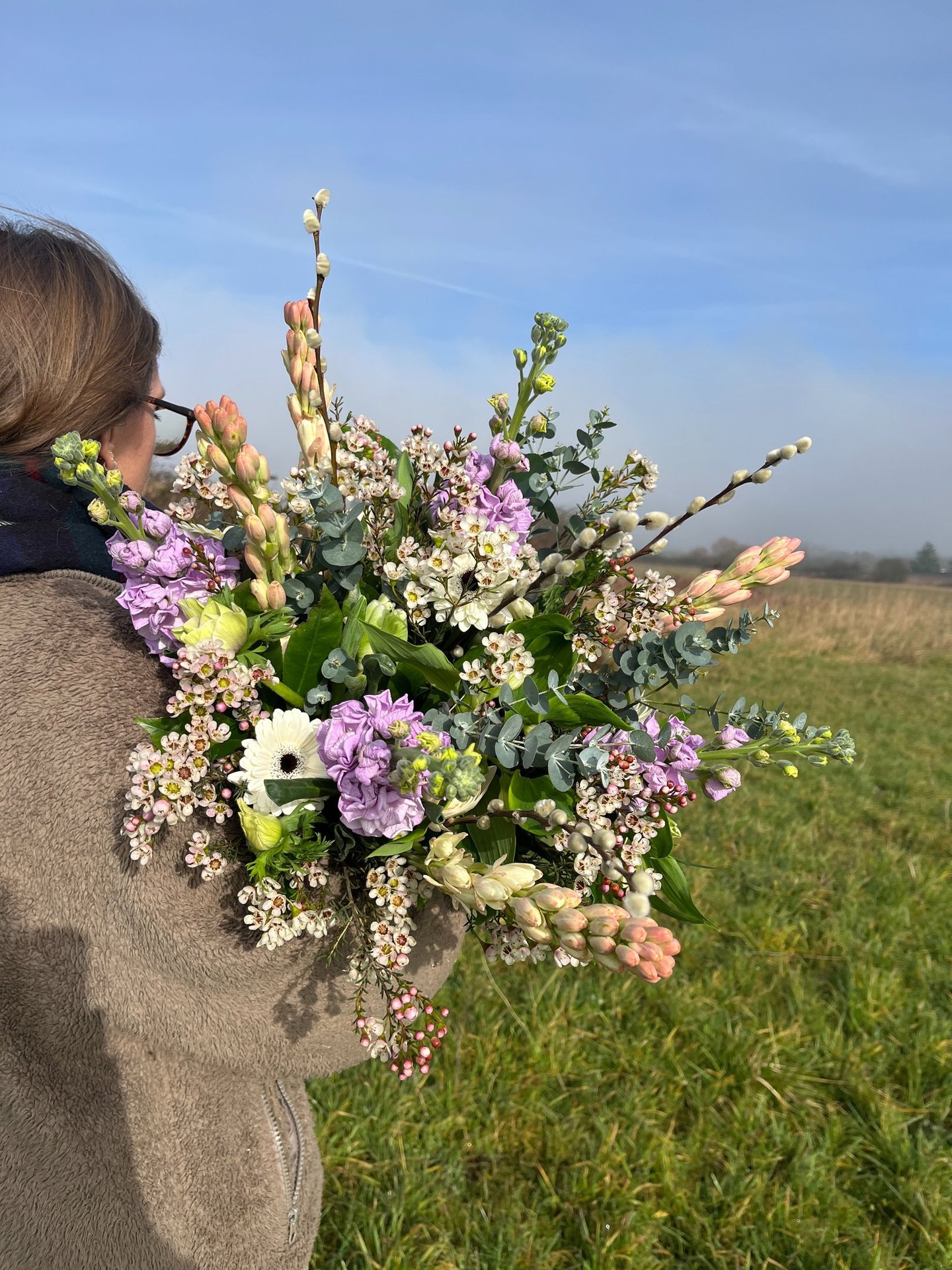 Bouquet de deuil violet et blanc dans un champ