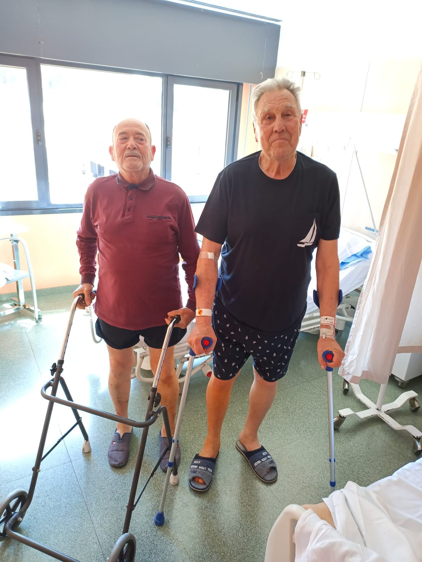 Pacientes caminando a las 12 horas de ser intervenidos de prótesis total de cadera.